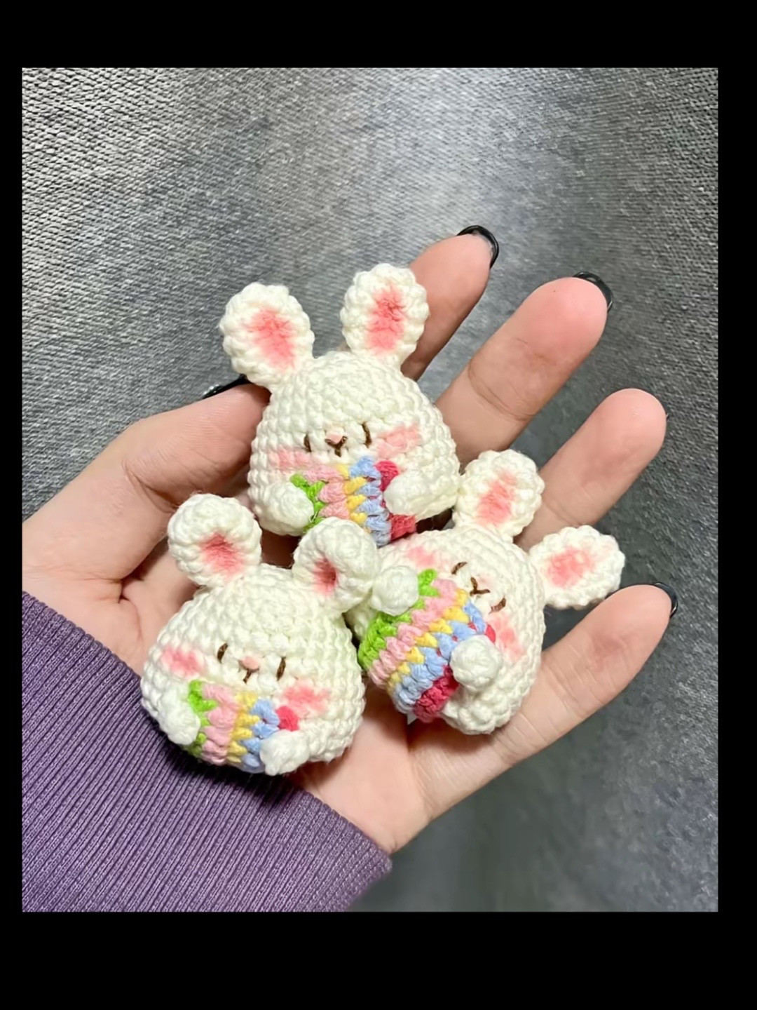 Chart móc len búp bê thỏ trắng cầm bánh mì