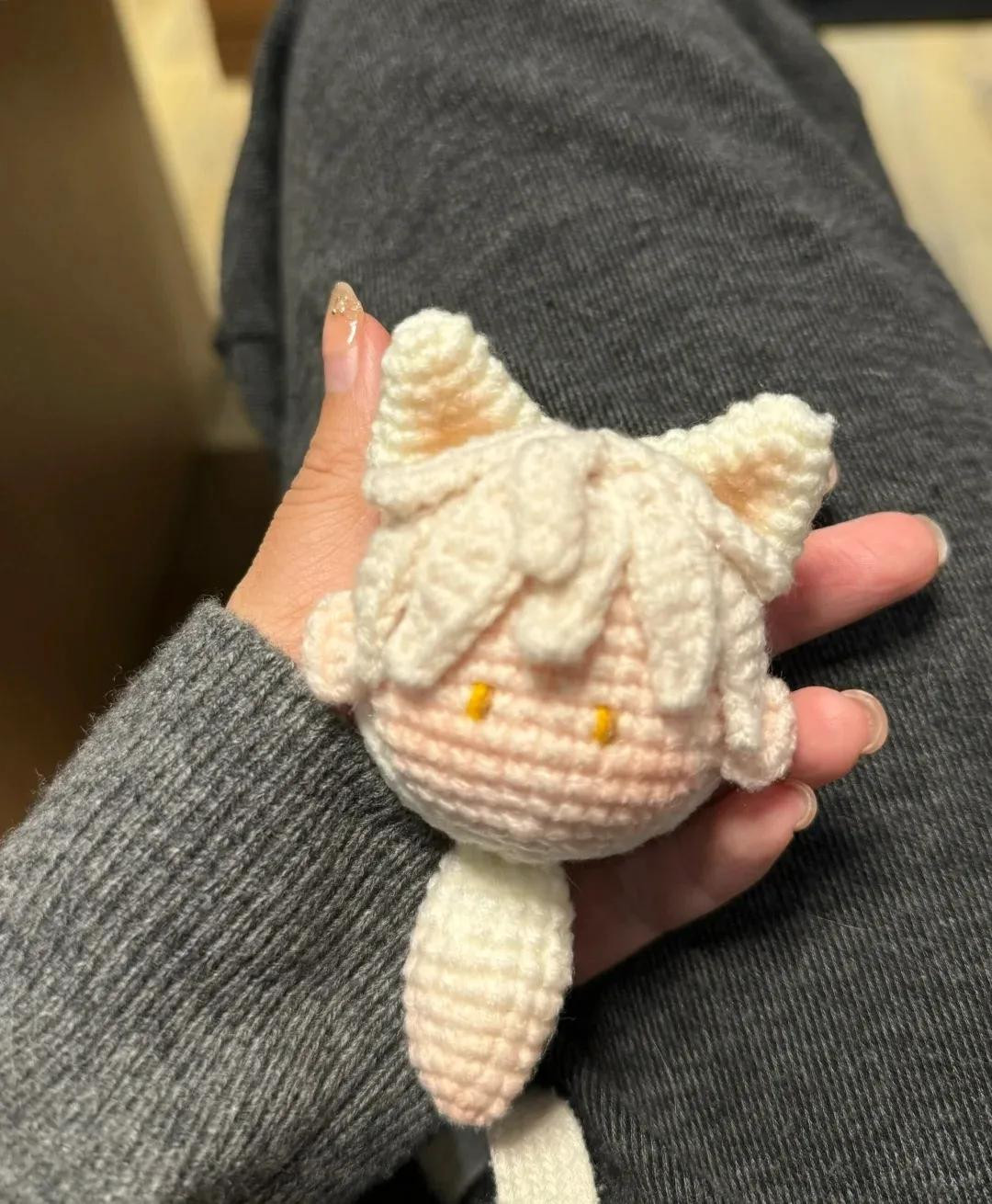 Chart móc len búp bê tóc trắng mắt vàng