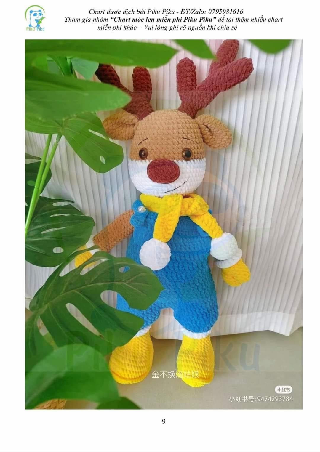 Chart móc len búp bê tuần lộc dễ thương mặc quần xanh và khăn quàng vàng