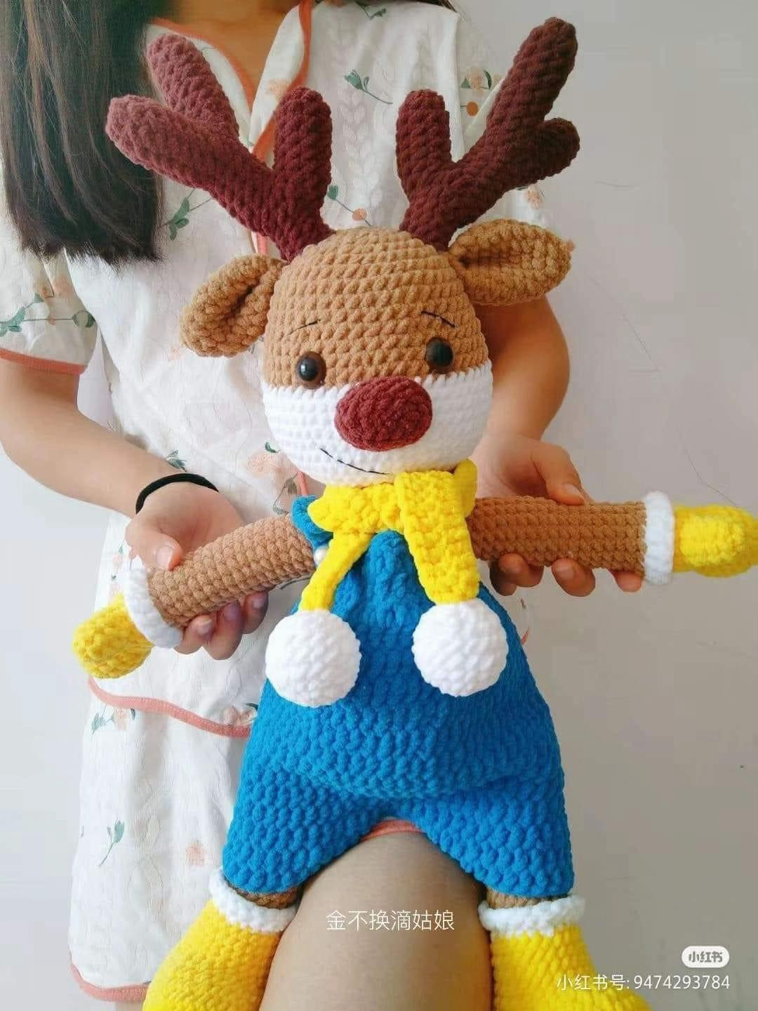 Chart móc len búp bê tuần lộc dễ thương mặc quần xanh và khăn quàng vàng