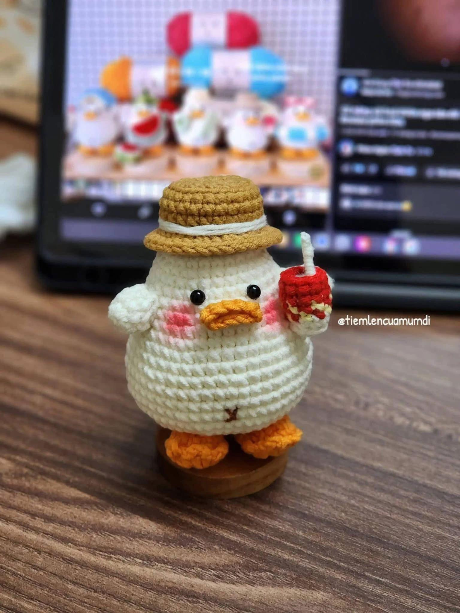 Chart móc len búp bê vịt đi biển dễ thương