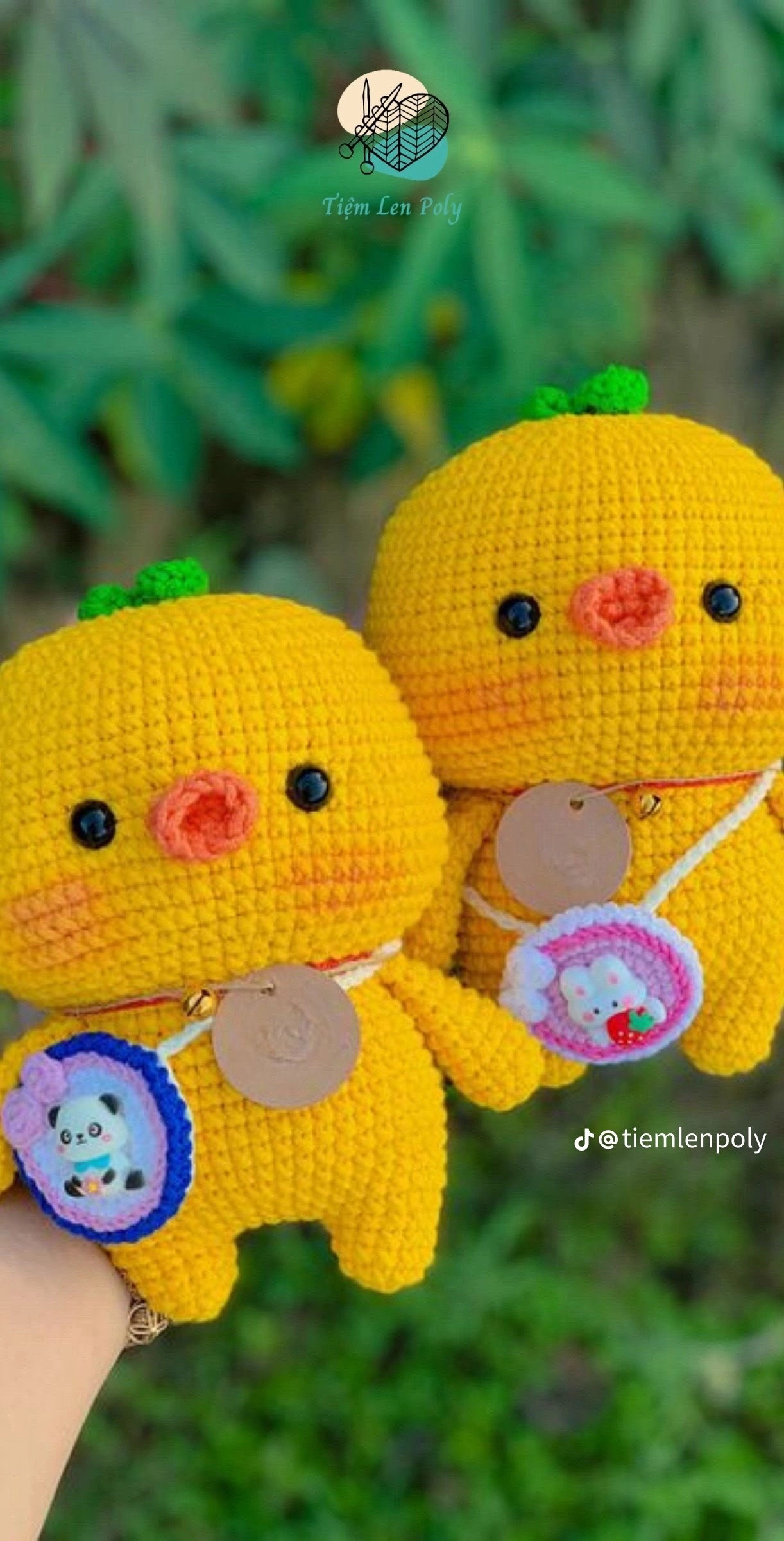 Chart móc len búp bê vịt đi du lịch màu vàng