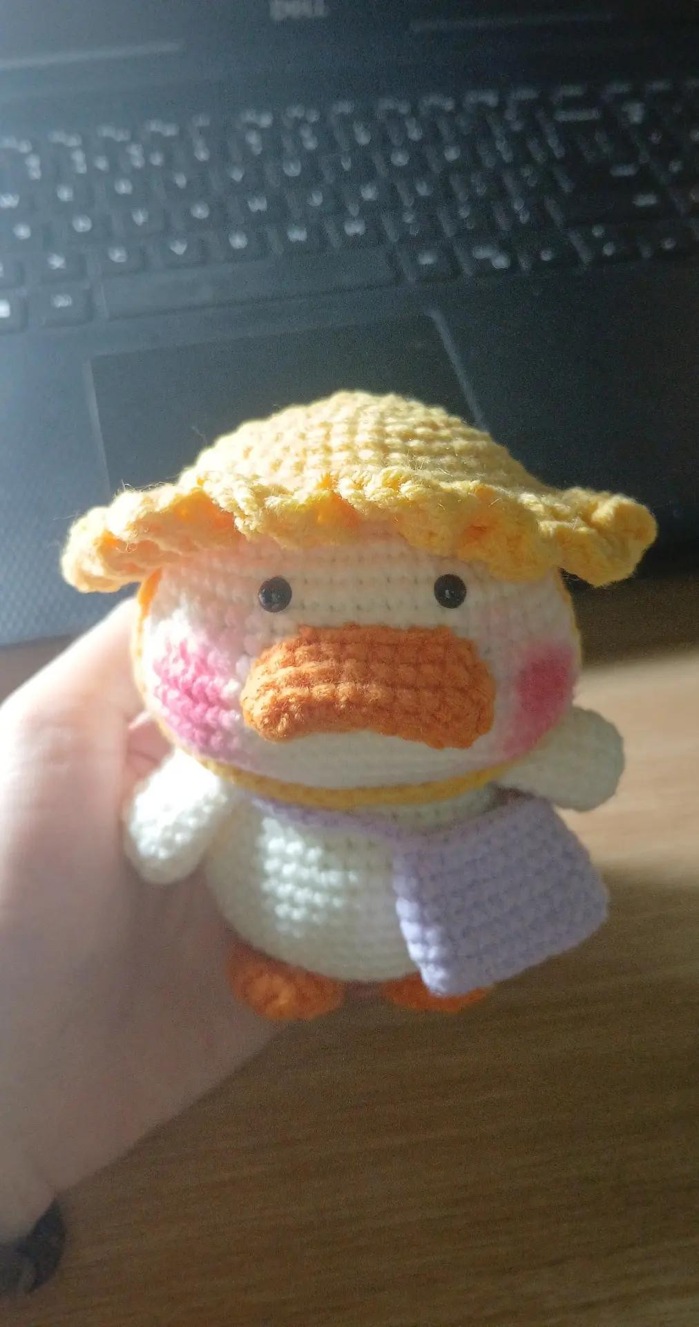 Chart móc len búp bê vịt vàng đội mũ, đeo túi tím dễ thương