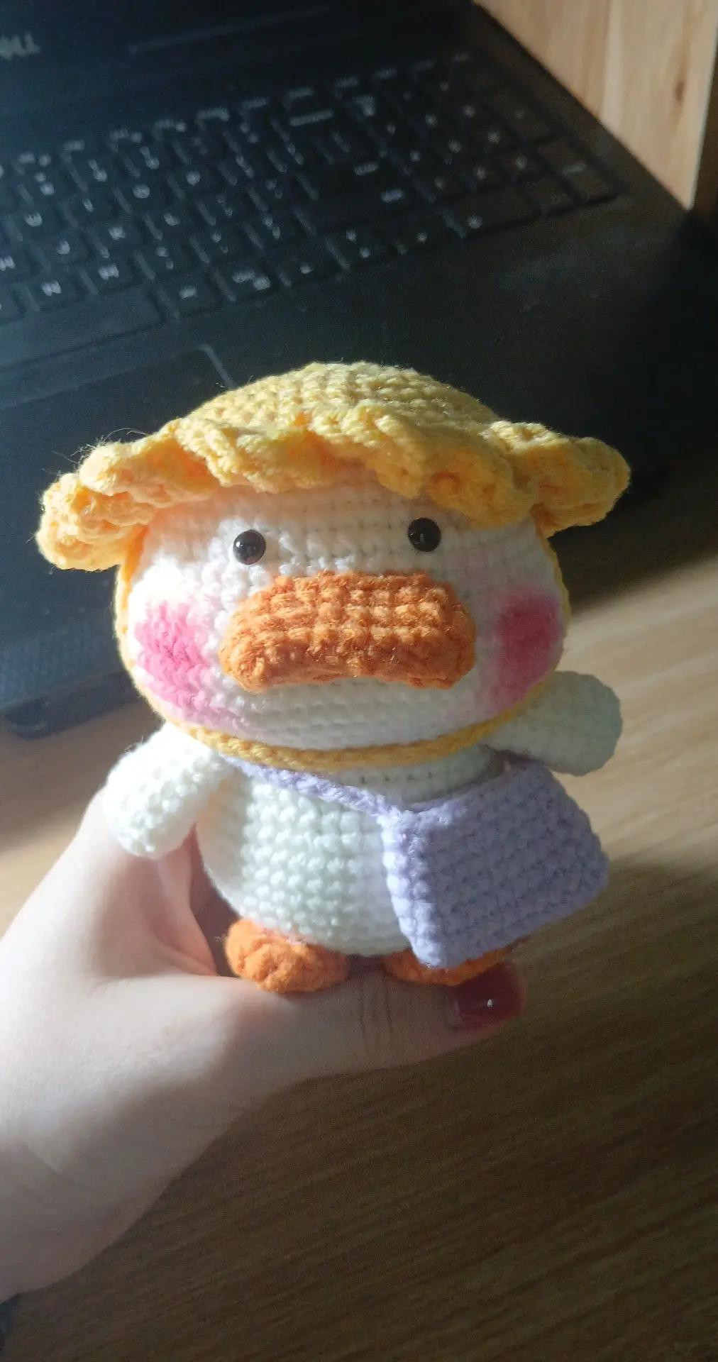 Chart móc len búp bê vịt vàng đội mũ, đeo túi tím dễ thương