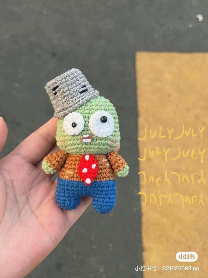 Chart móc len búp bê Zombie đội mũ xô màu xanh lá, áo nâu quần xanh từ Plants vs Zombies