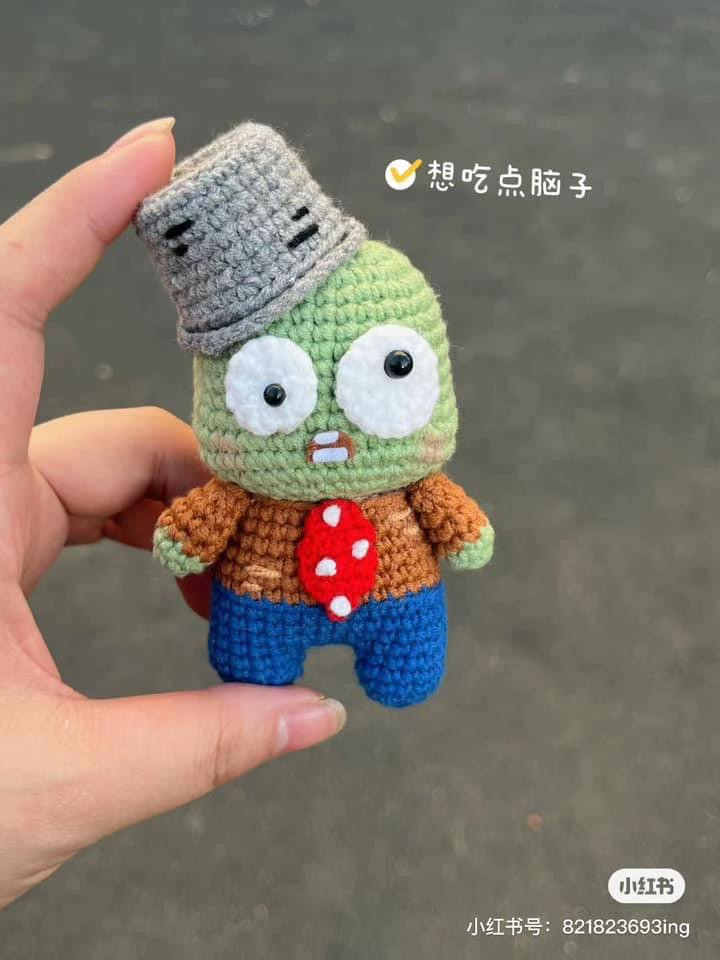 Chart móc len búp bê Zombie đội mũ xô màu xanh lá, áo nâu quần xanh từ Plants vs Zombies