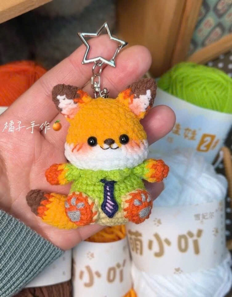 Chart móc len Cáo Nick màu cam mặc áo xanh lá