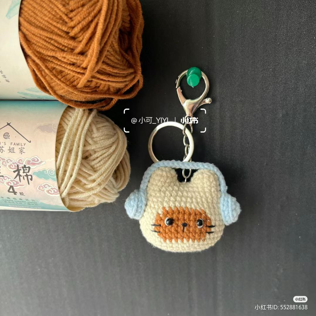 Chart móc len chìa khóa mèo đeo tai nghe dễ thương