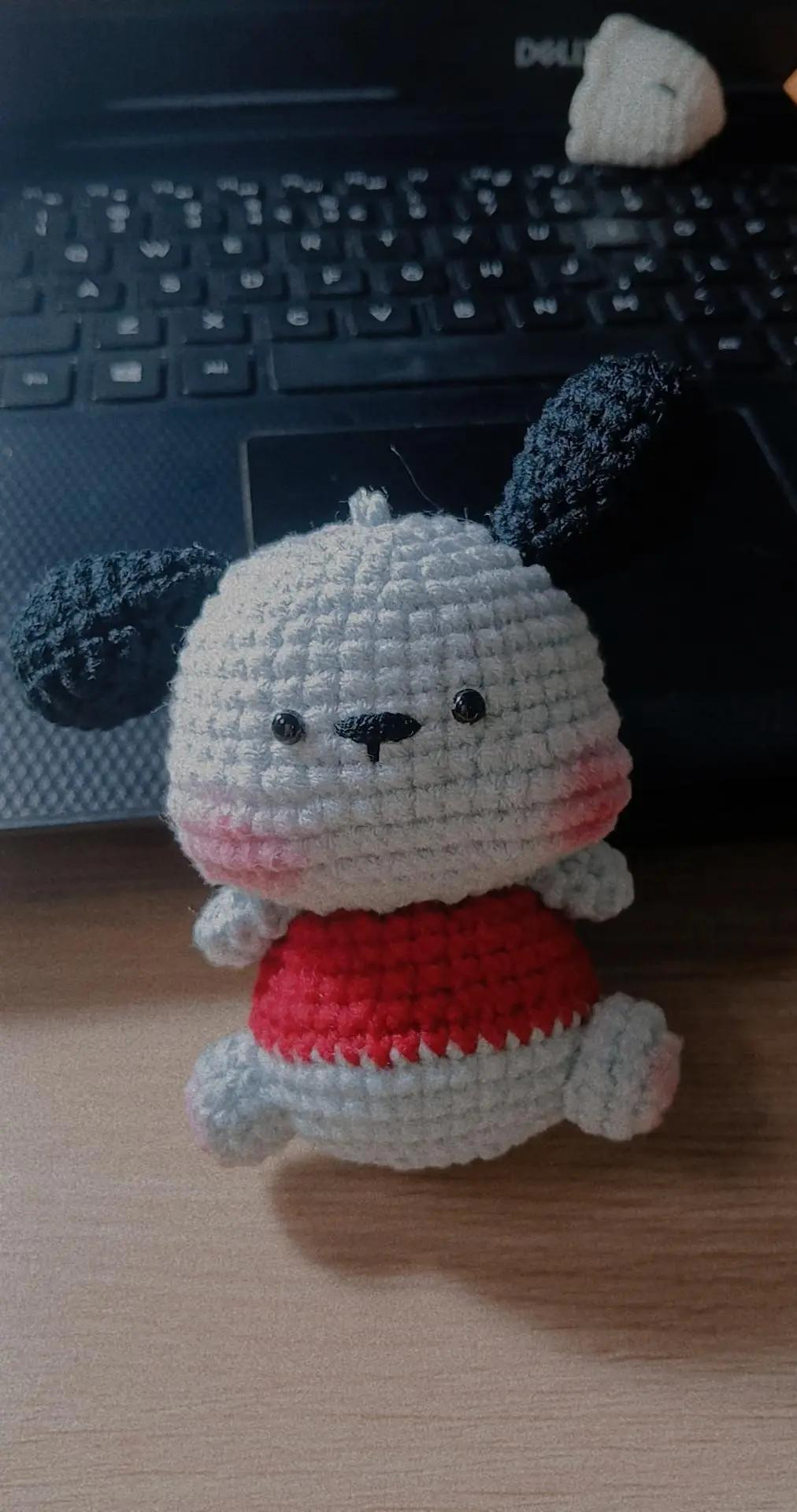 Chart móc len chó con mặc áo đỏ dễ thương