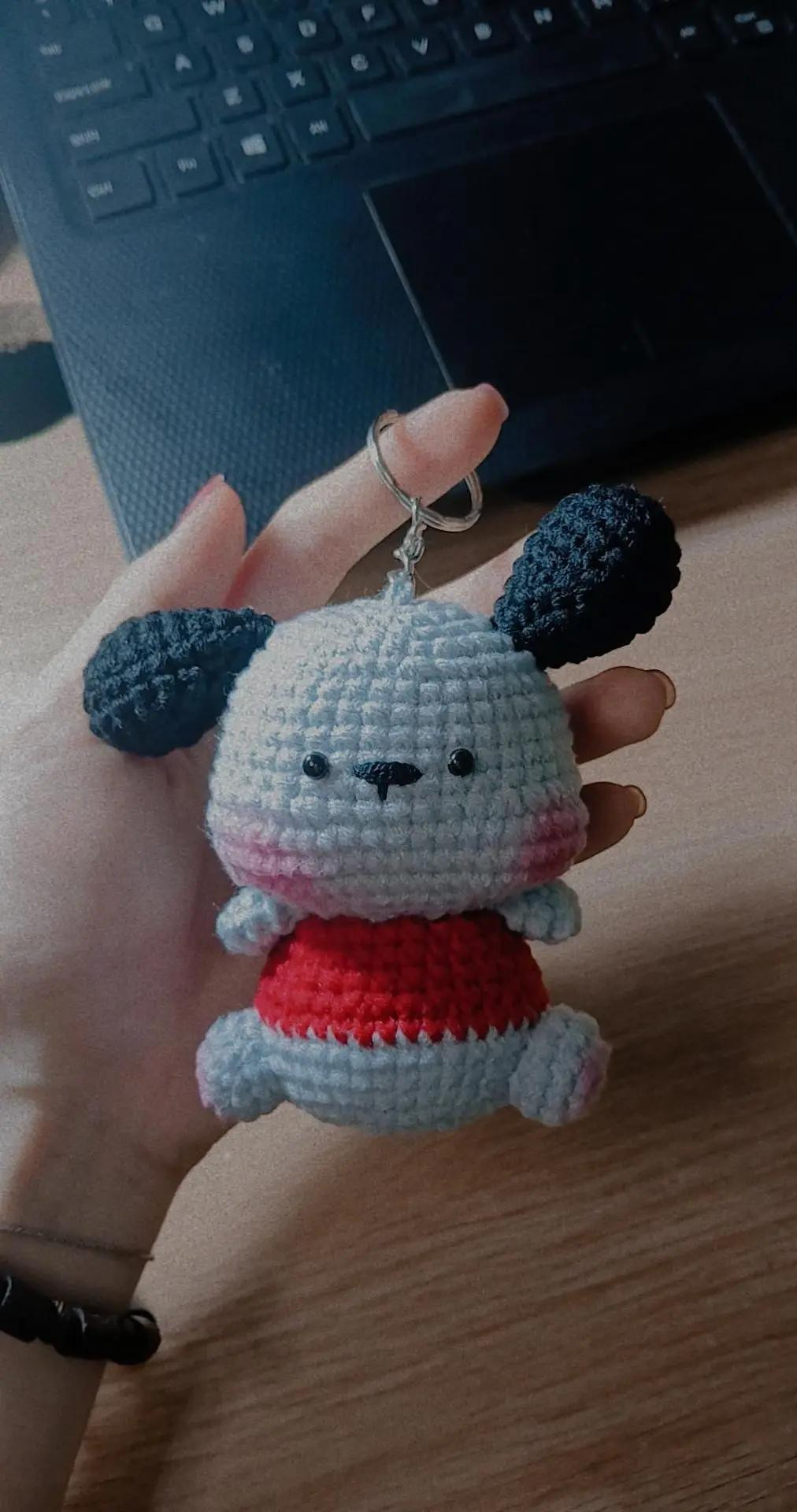 Chart móc len chó con mặc áo đỏ dễ thương