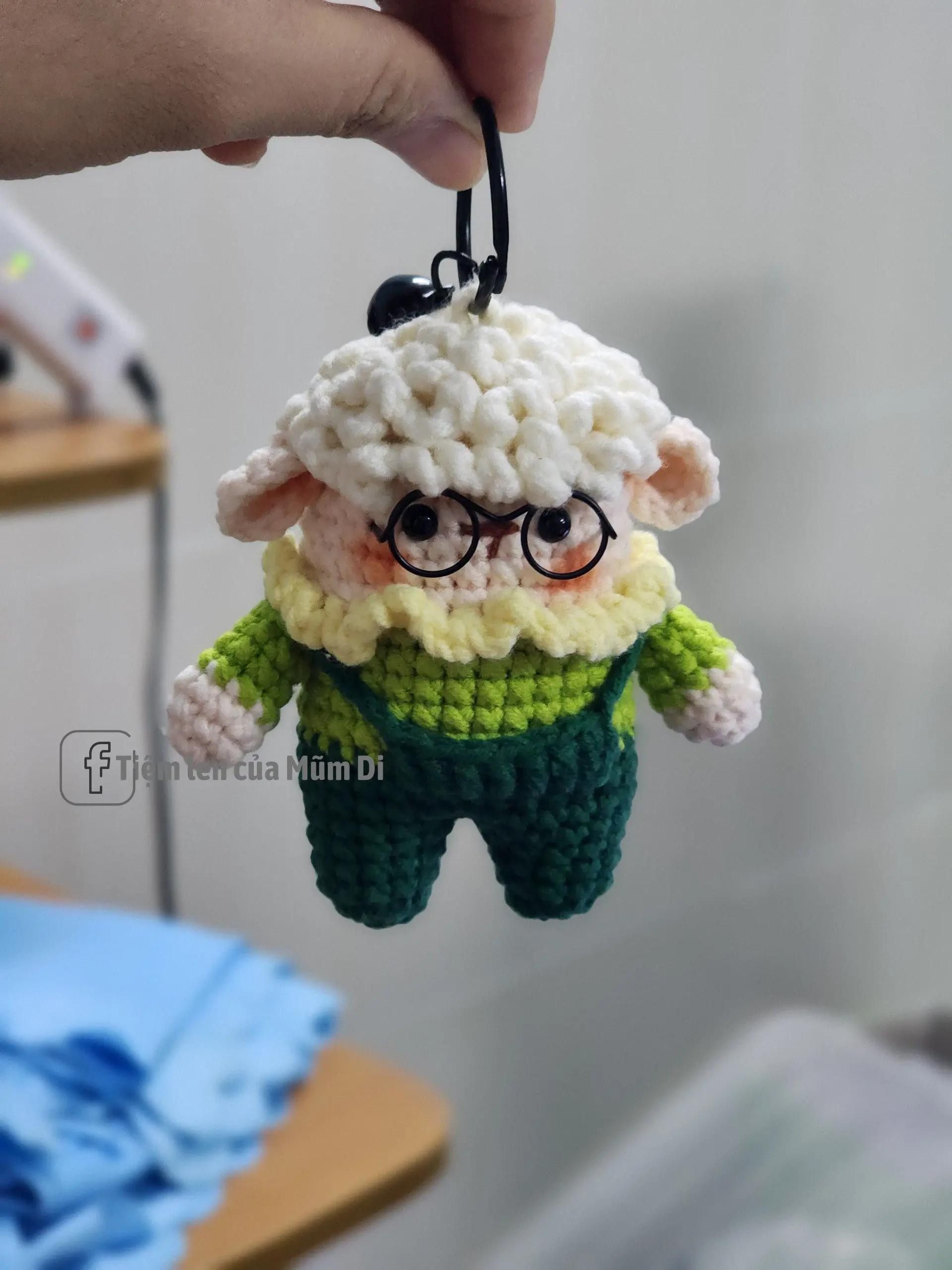 Chart móc len chú cừu già đeo kính, mặc quần xanh lá