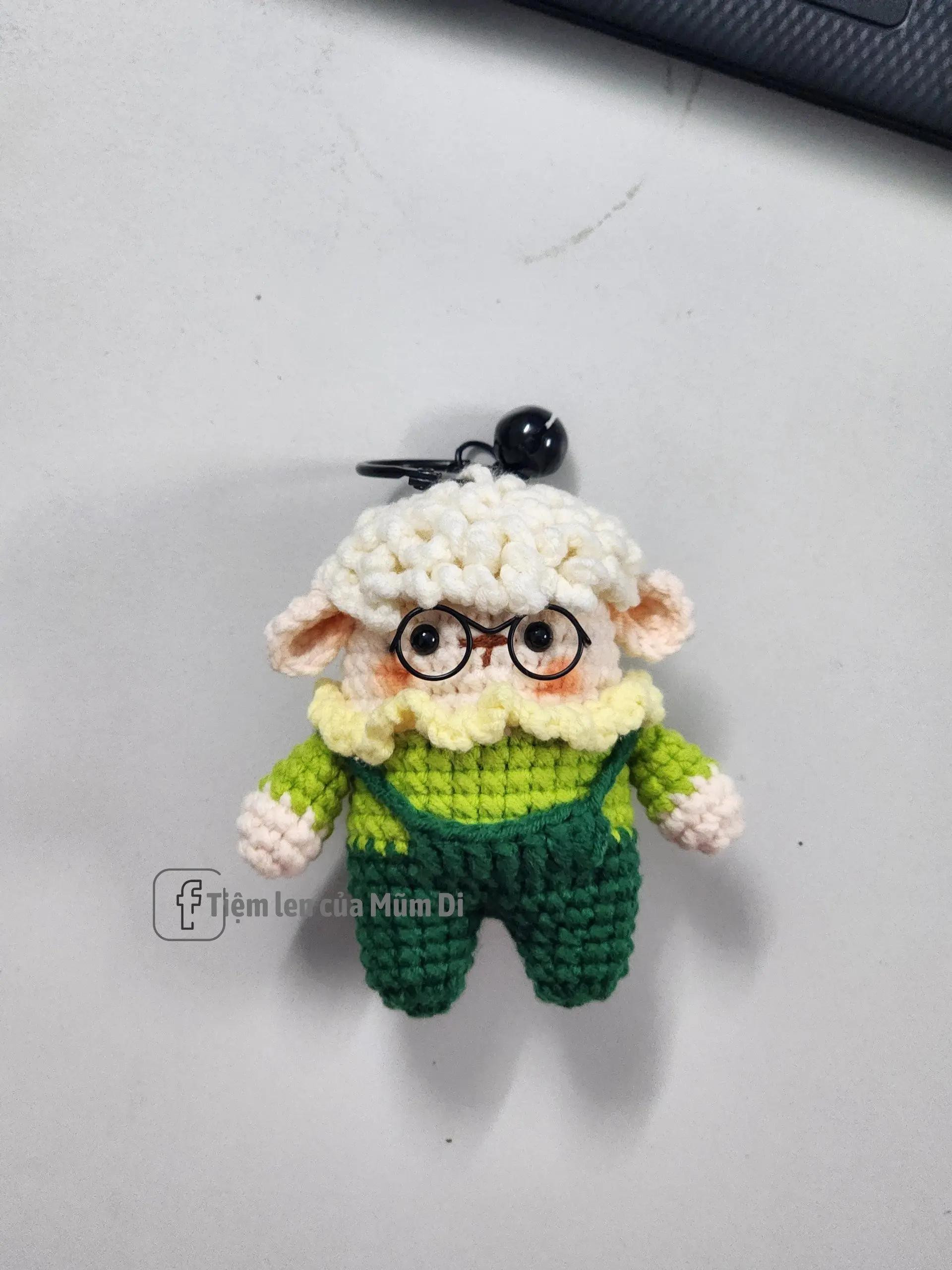 Chart móc len chú cừu già đeo kính, mặc quần xanh lá