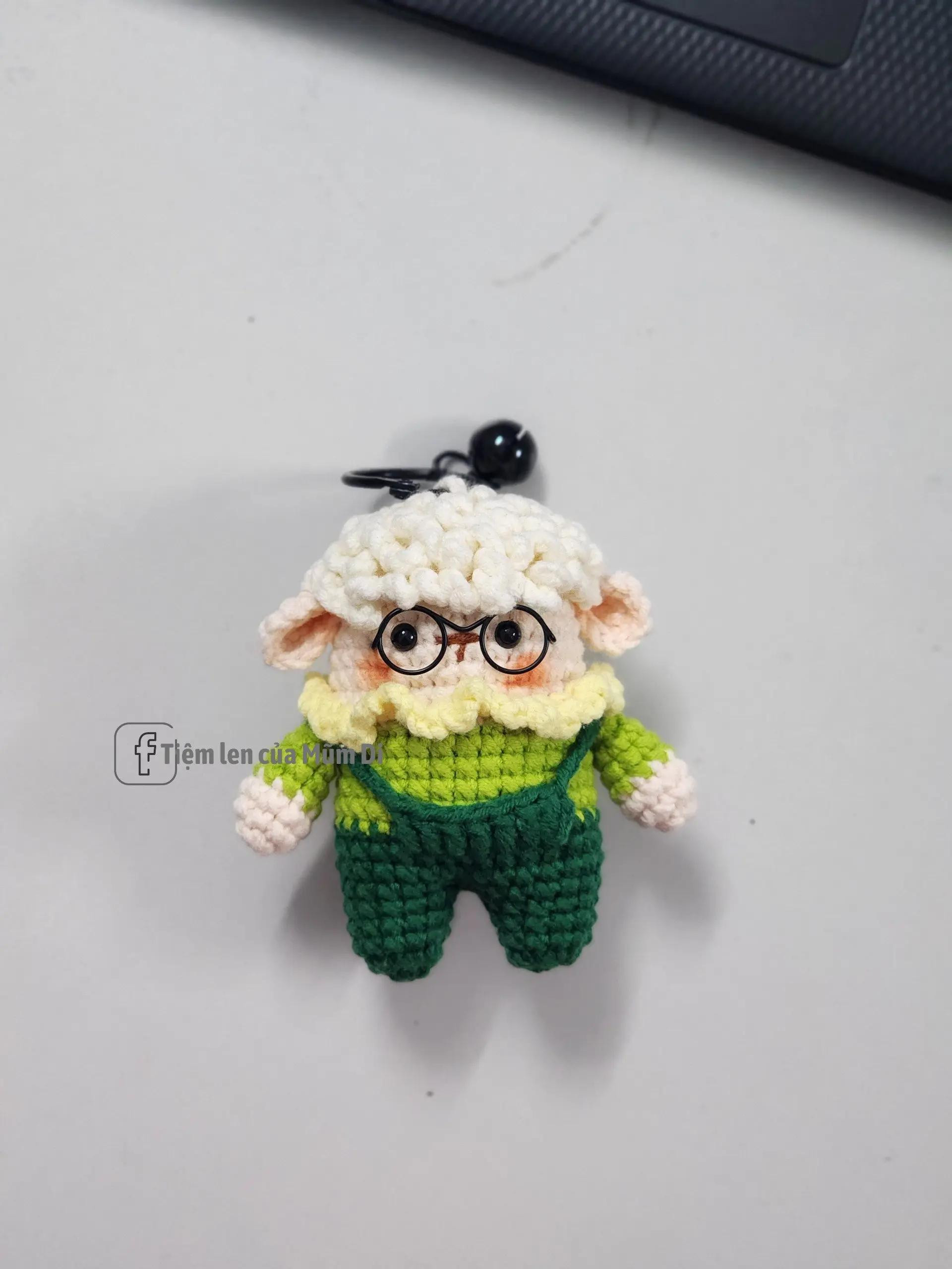 Chart móc len chú cừu già đeo kính, mặc quần xanh lá