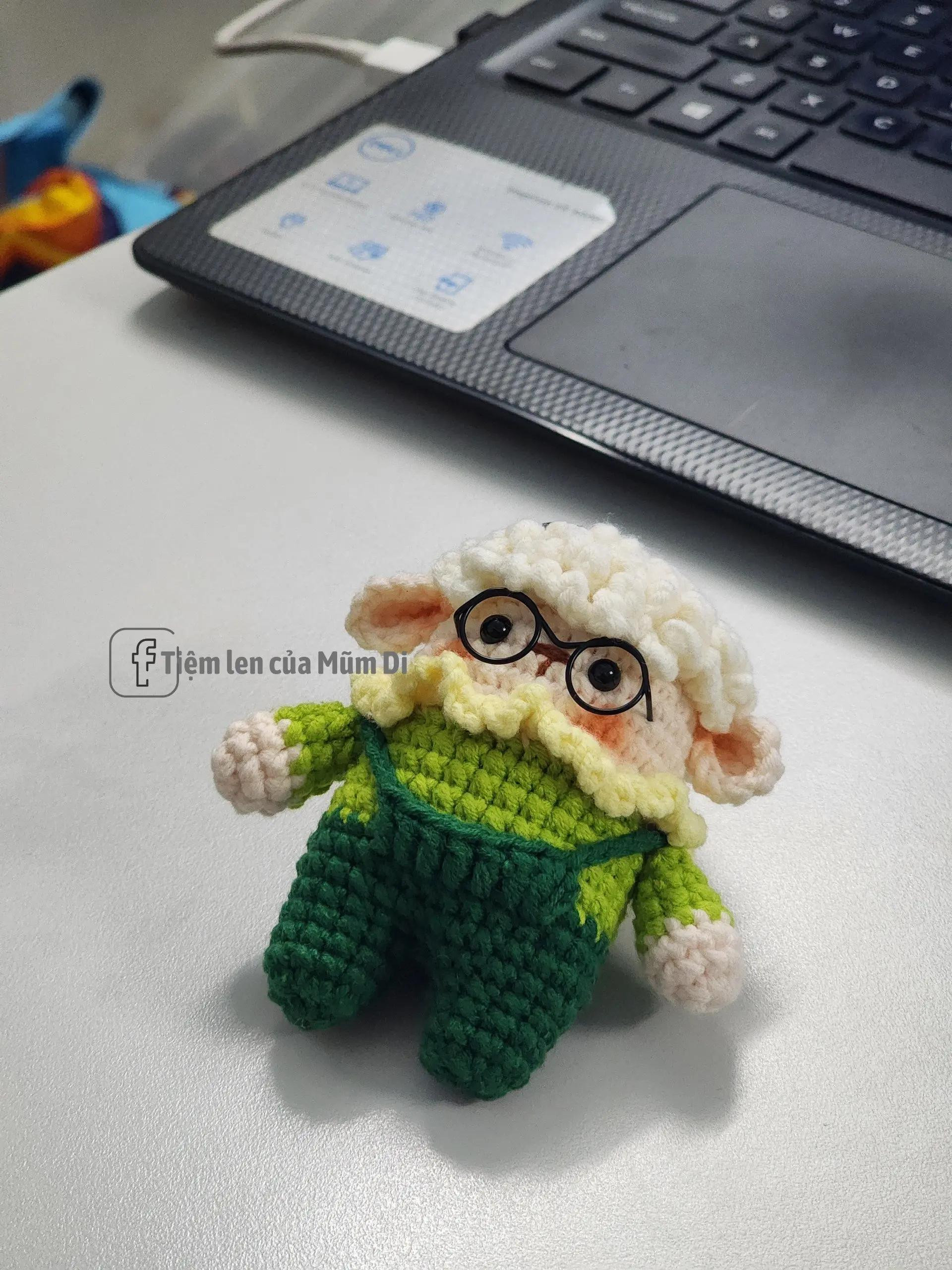 Chart móc len chú cừu già đeo kính, mặc quần xanh lá