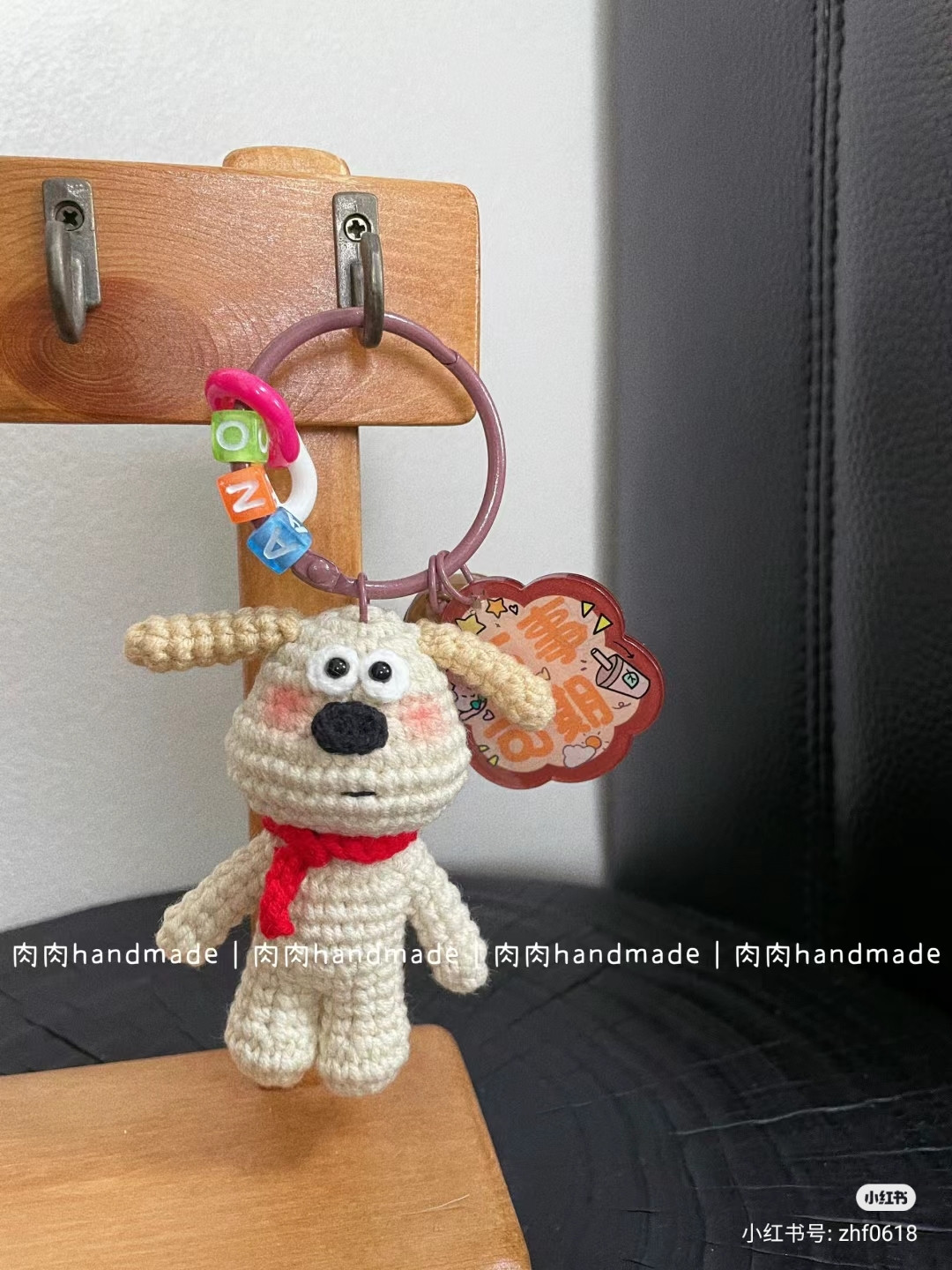 Chart móc len Cún con Gấu chó trắng đội khăn đỏ