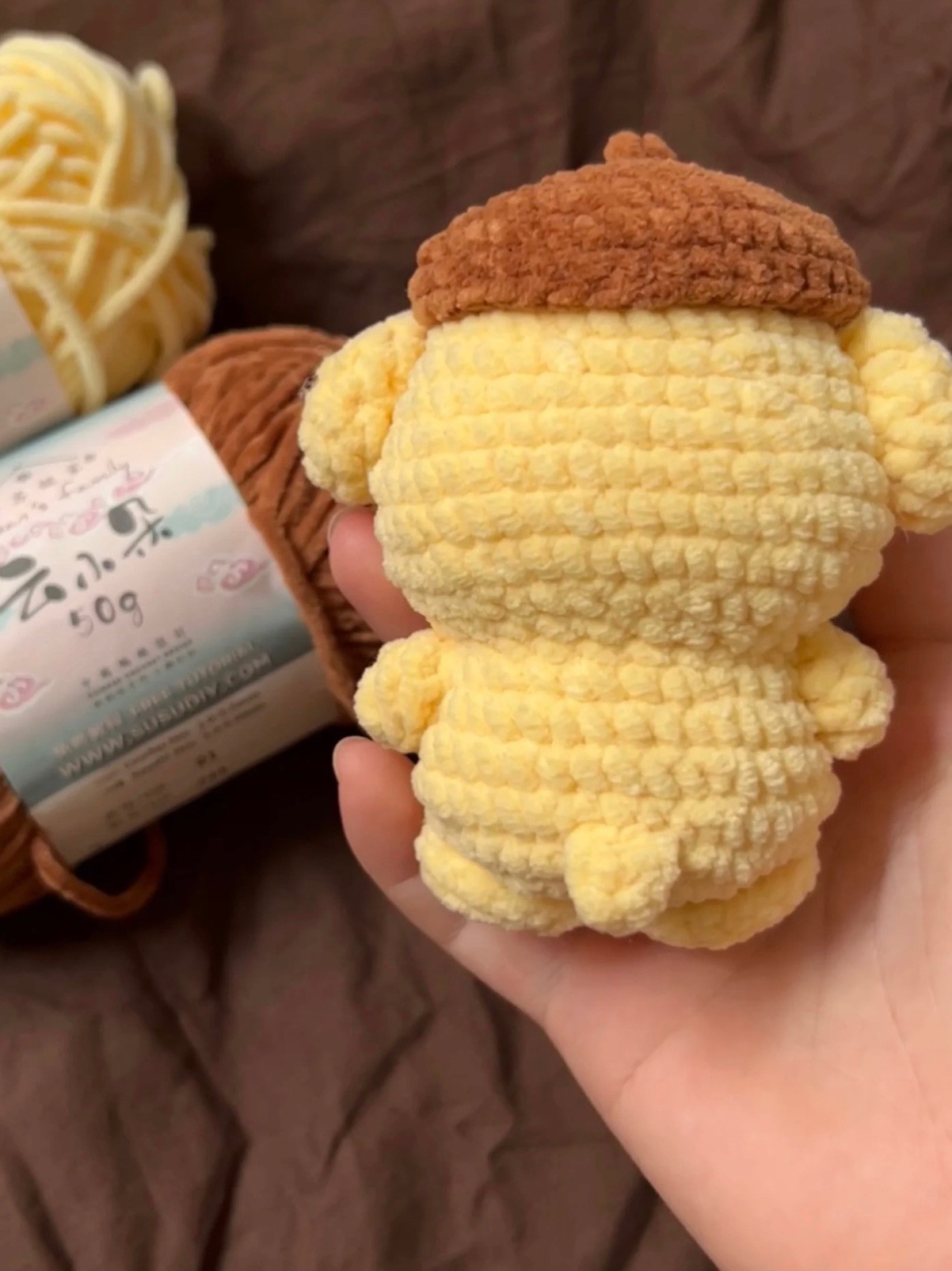 Chart móc len Cún Puddding màu vàng kem và mũ nâu