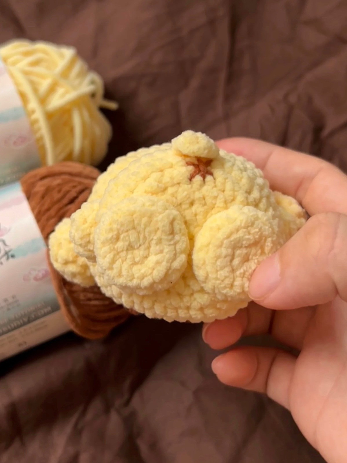 Chart móc len Cún Puddding màu vàng kem và mũ nâu