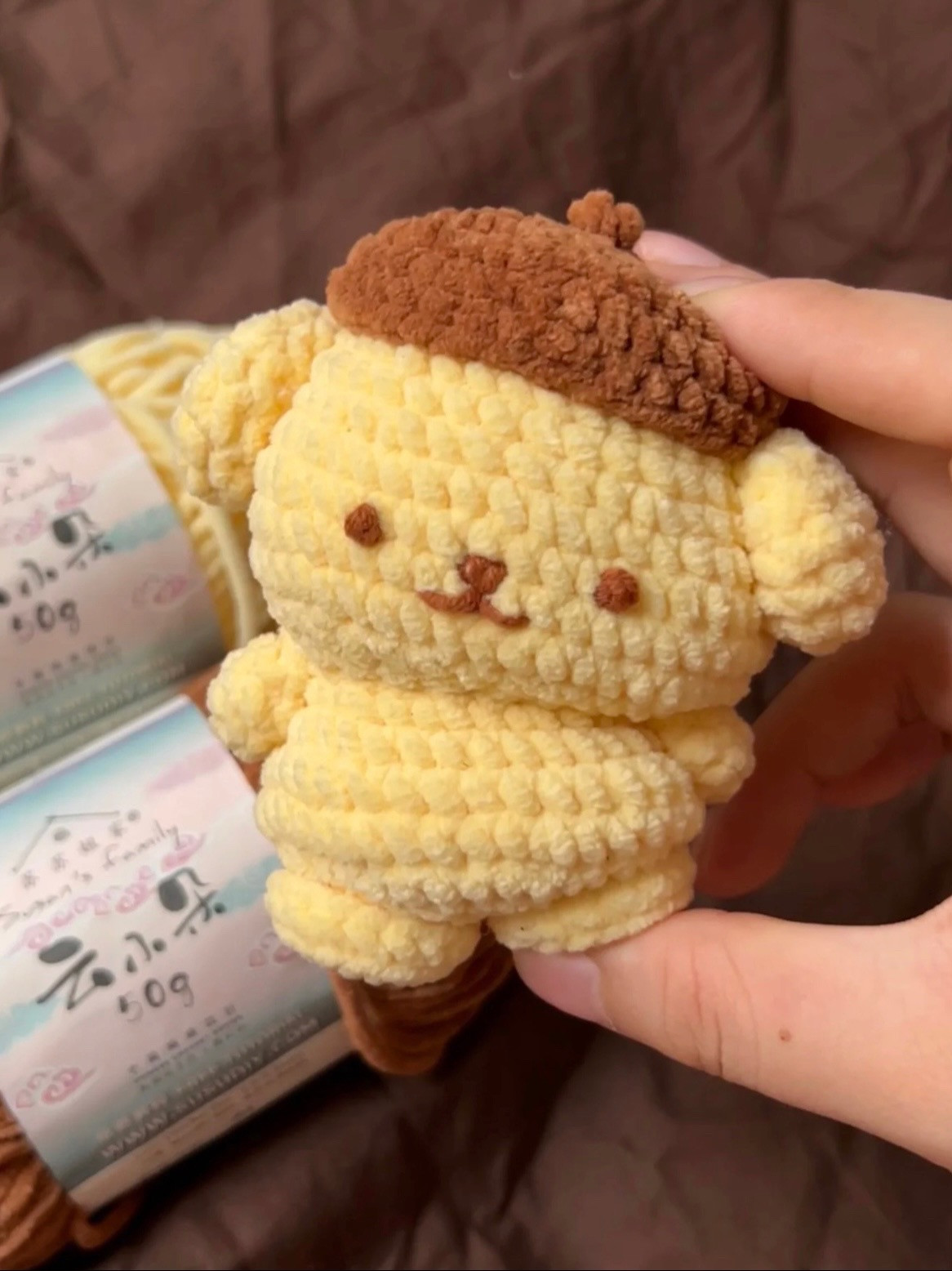 Chart móc len Cún Puddding màu vàng kem và mũ nâu