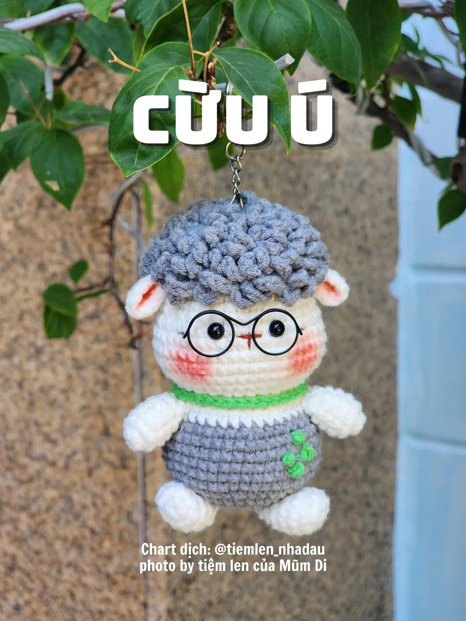 Chart móc len cừu ú đeo kính xám trắng dễ thương
