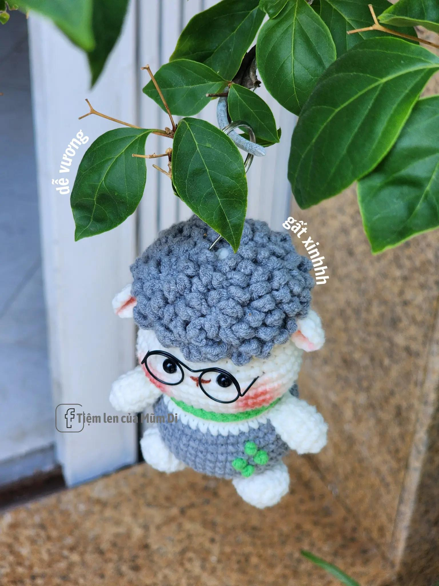 Chart móc len cừu ú đeo kính xám trắng dễ thương