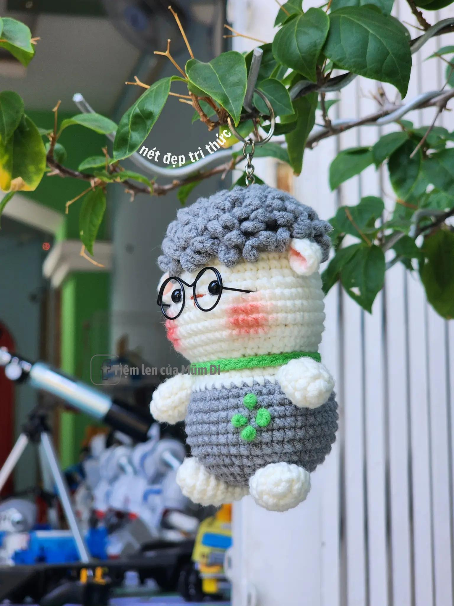 Chart móc len cừu ú đeo kính xám trắng dễ thương