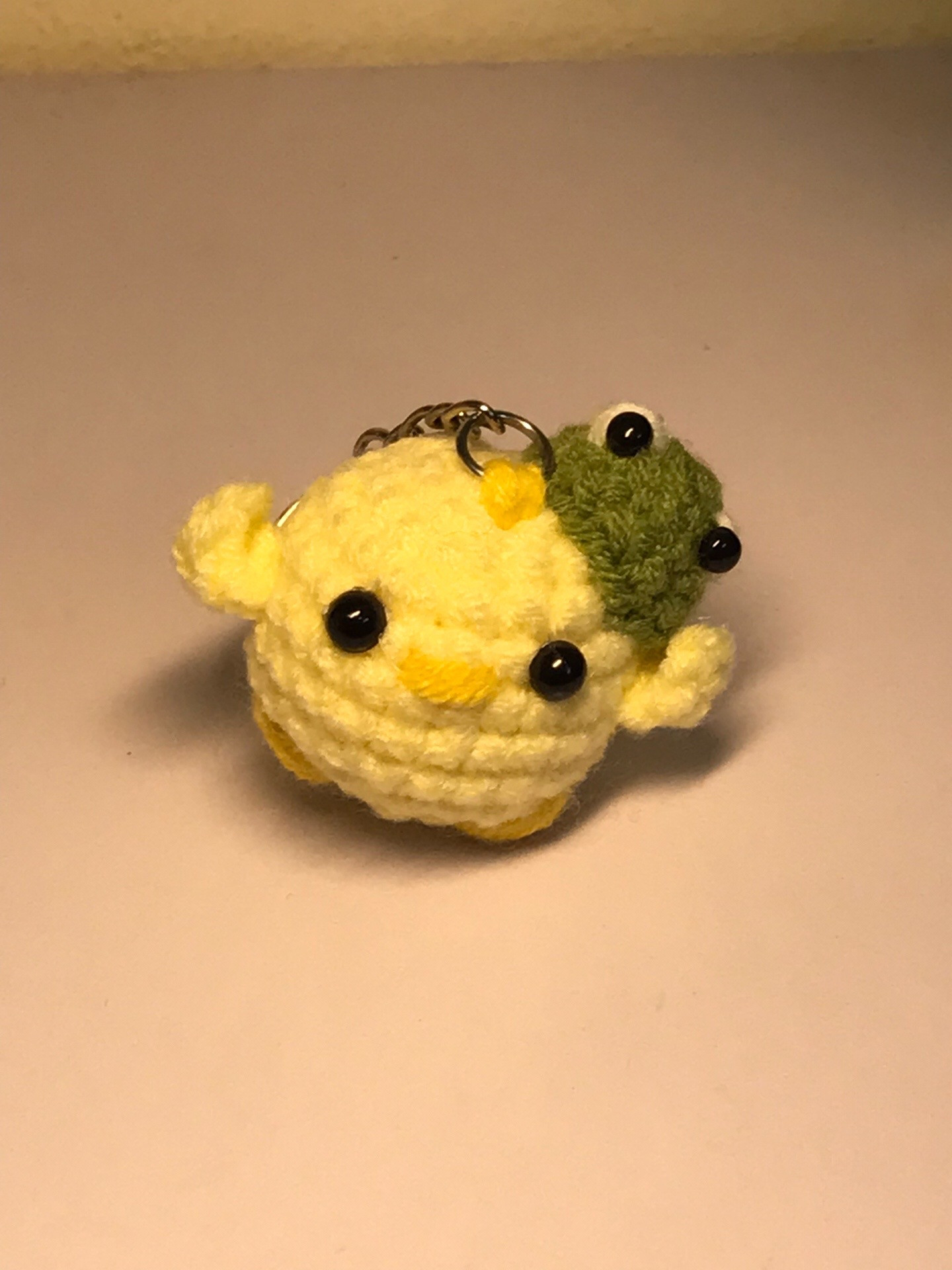 Chart móc len gà con mini đội mũ ếch