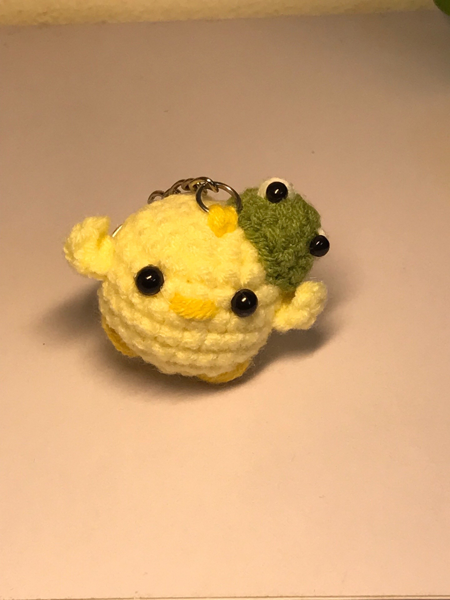 Chart móc len gà con mini đội mũ ếch