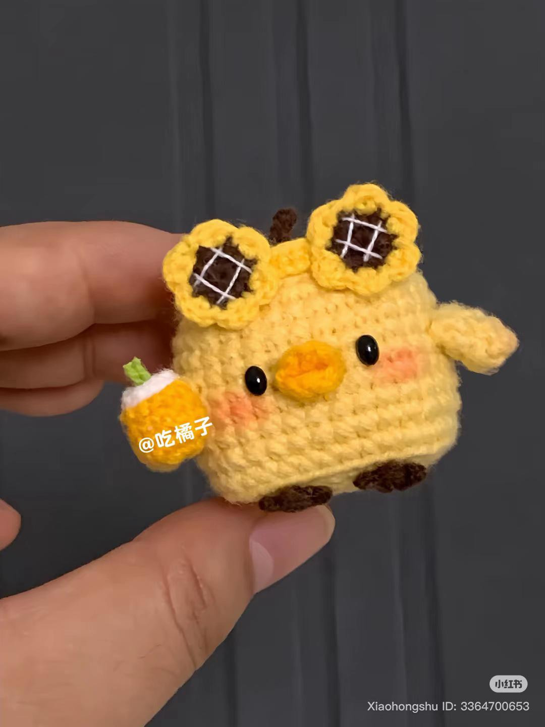 Chart Móc Len Gà Nghỉ Mát Mặc Kính Ngồi Cầm Nước Cam