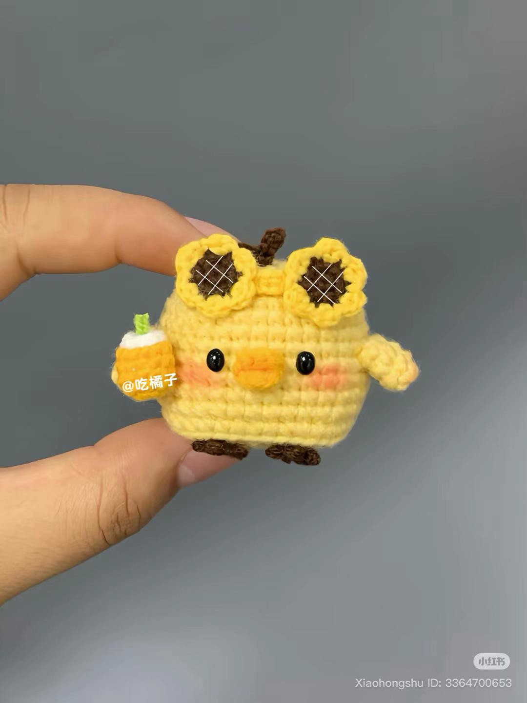 Chart Móc Len Gà Nghỉ Mát Mặc Kính Ngồi Cầm Nước Cam