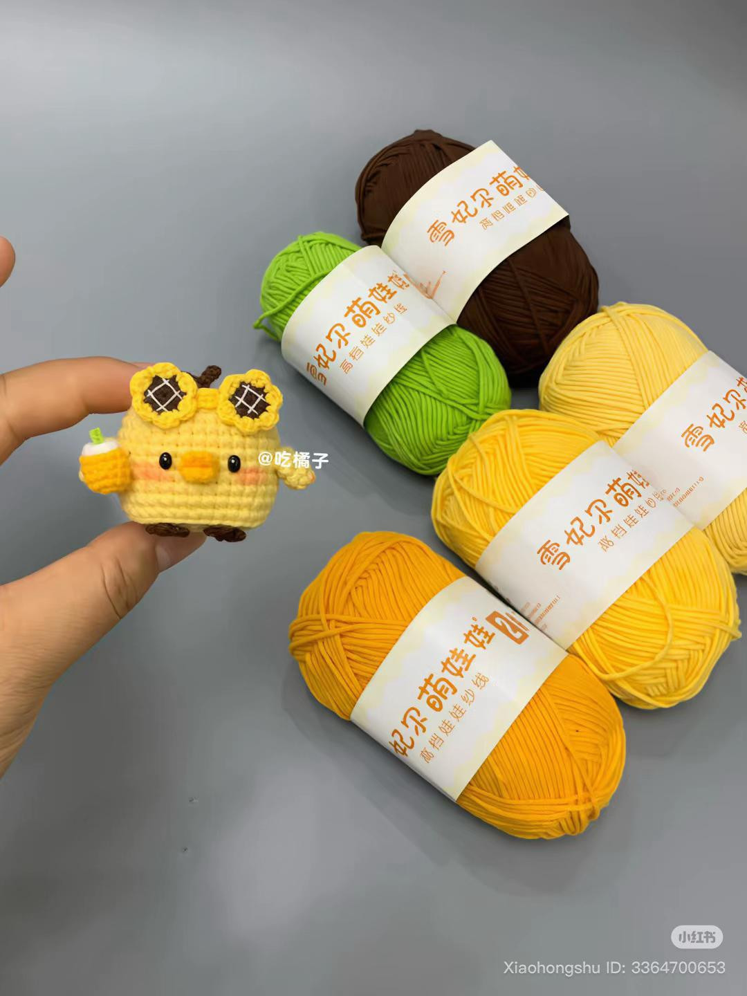 Chart Móc Len Gà Nghỉ Mát Mặc Kính Ngồi Cầm Nước Cam