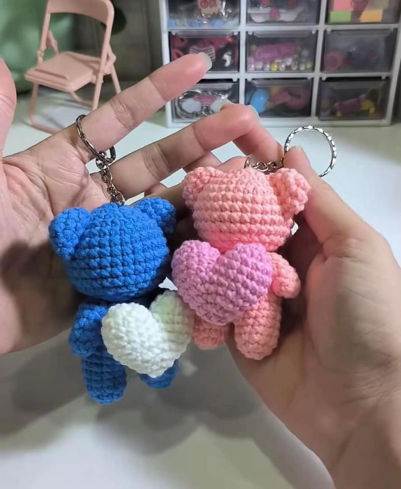 Chart móc len gấu cầm trái tim