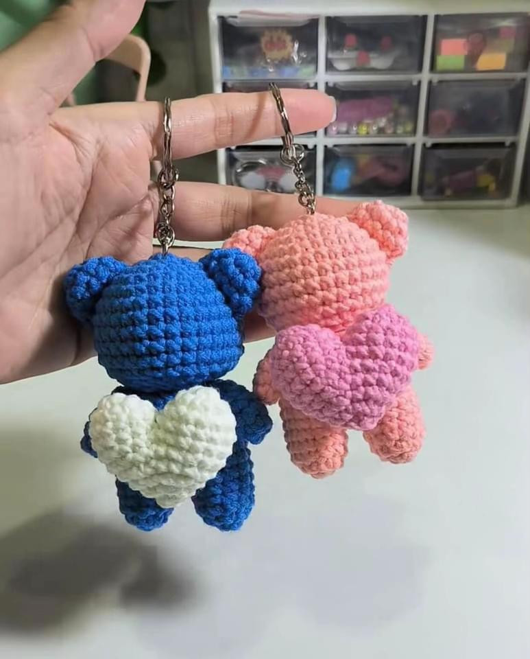 Chart móc len gấu cầm trái tim