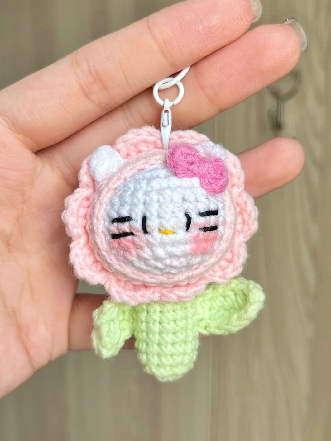 Chart móc len Hello Kitty bông hoa màu hồng, tím, xanh