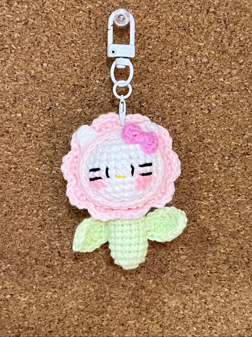 Chart móc len Hello Kitty bông hoa màu hồng, tím, xanh