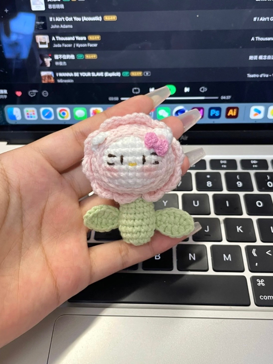 Chart móc len Hello Kitty bông hoa màu hồng, tím, xanh