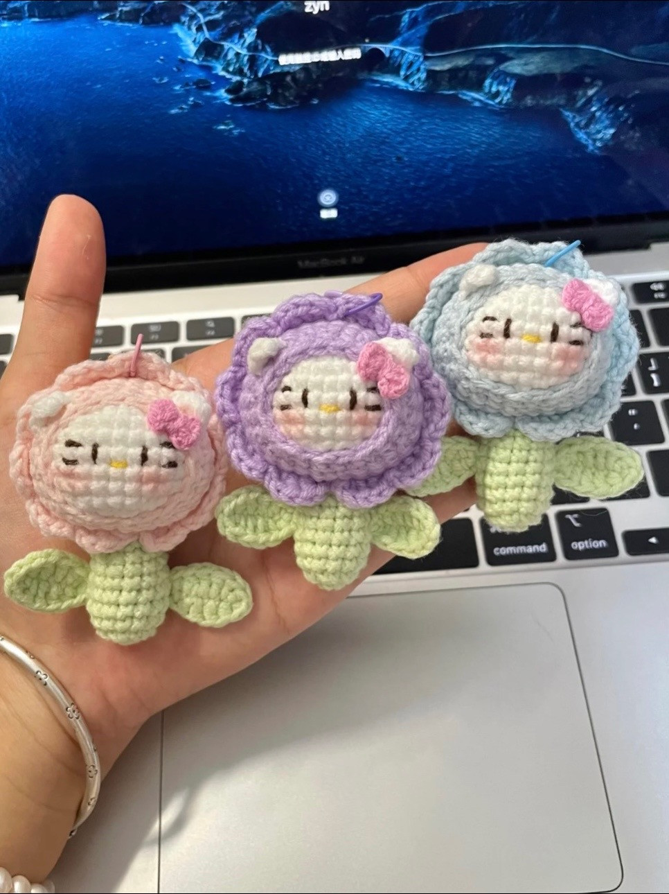 Chart móc len Hello Kitty bông hoa màu hồng, tím, xanh