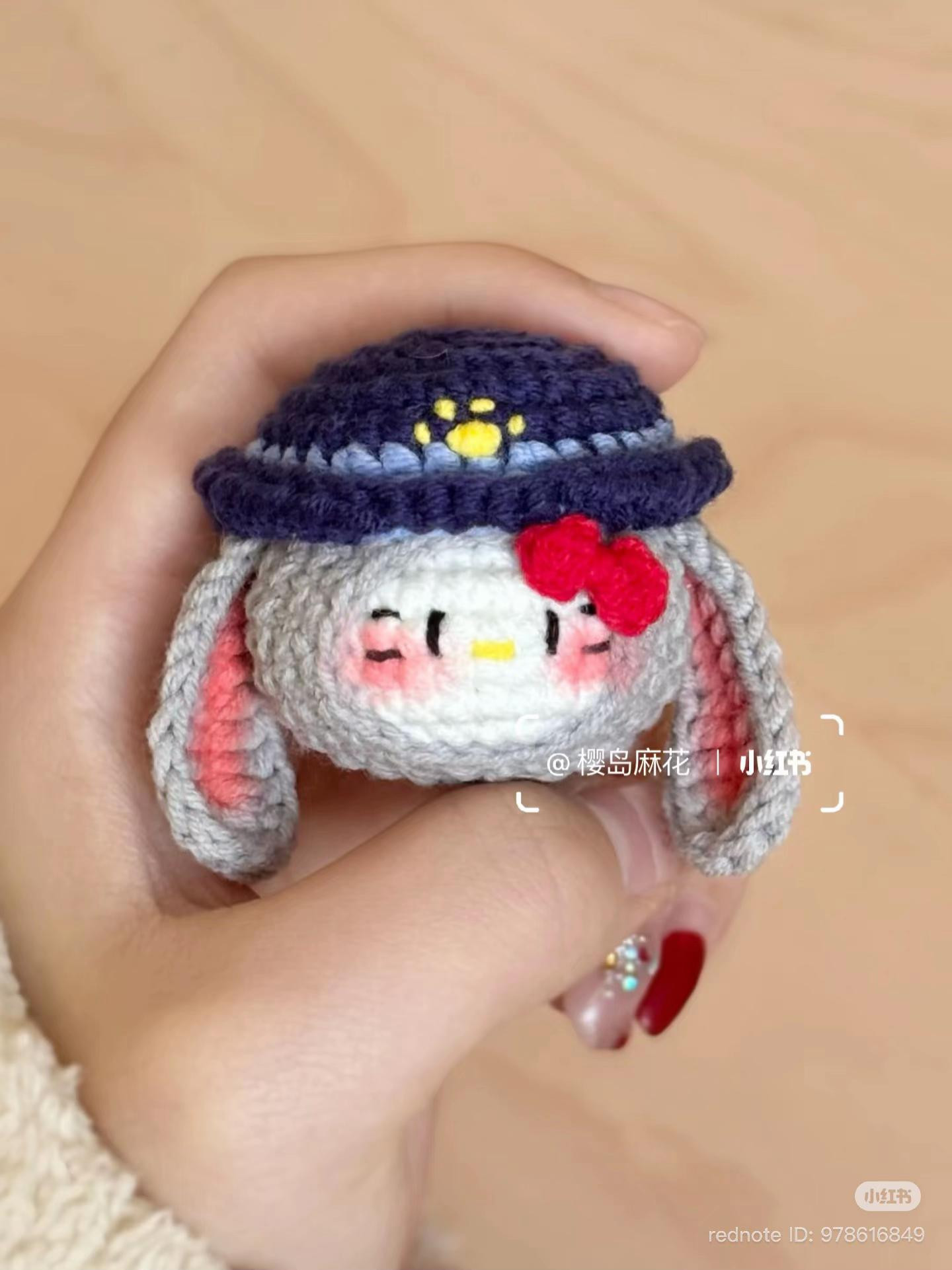 Chart móc len Hello Kitty đội mũ thỏ cảnh sát dễ thương