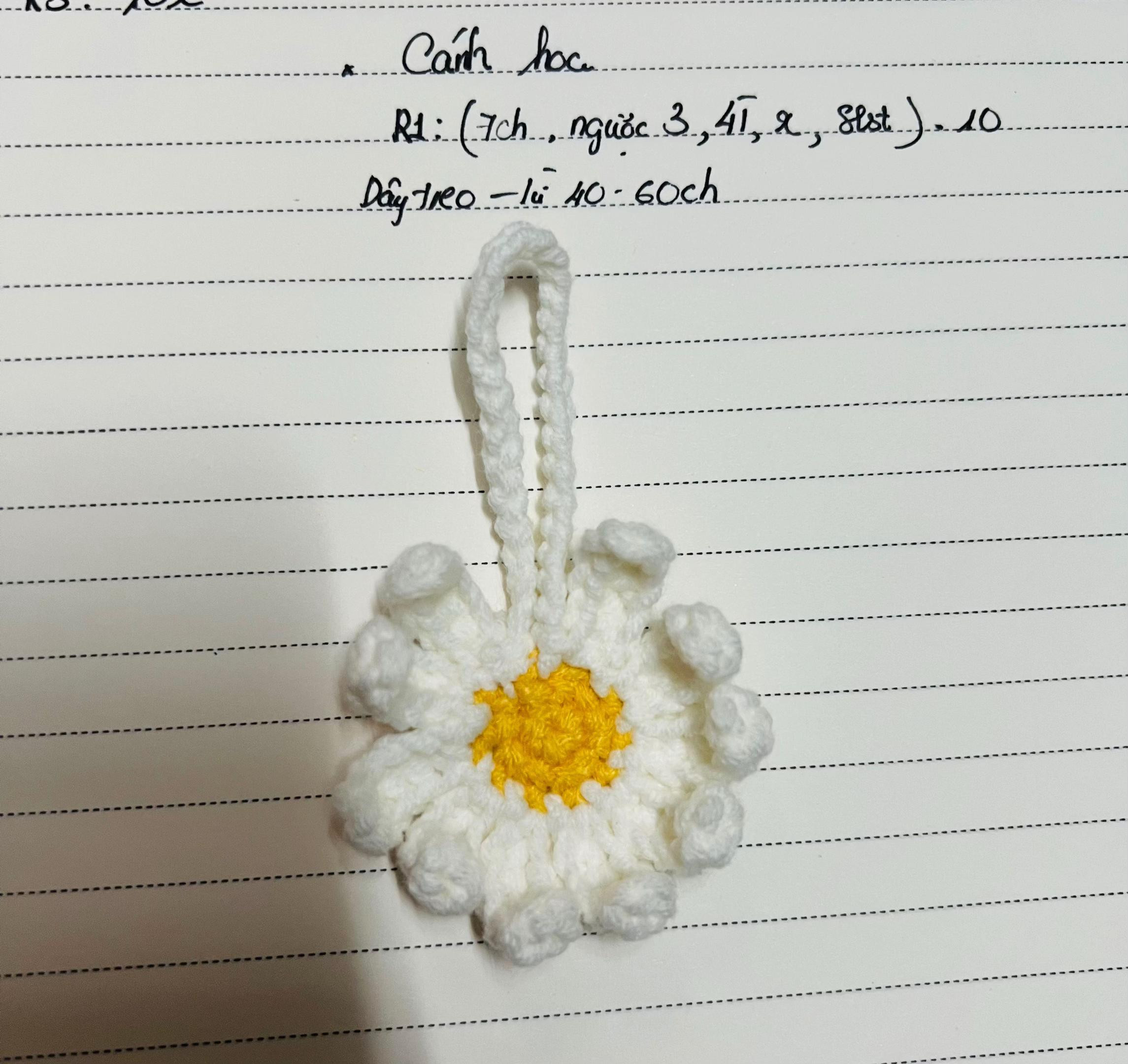 Chart móc len hoa cúc trắng vàng