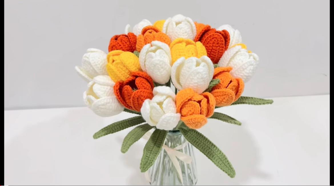 Chart móc len hoa tulip màu cam, trắng và vàng