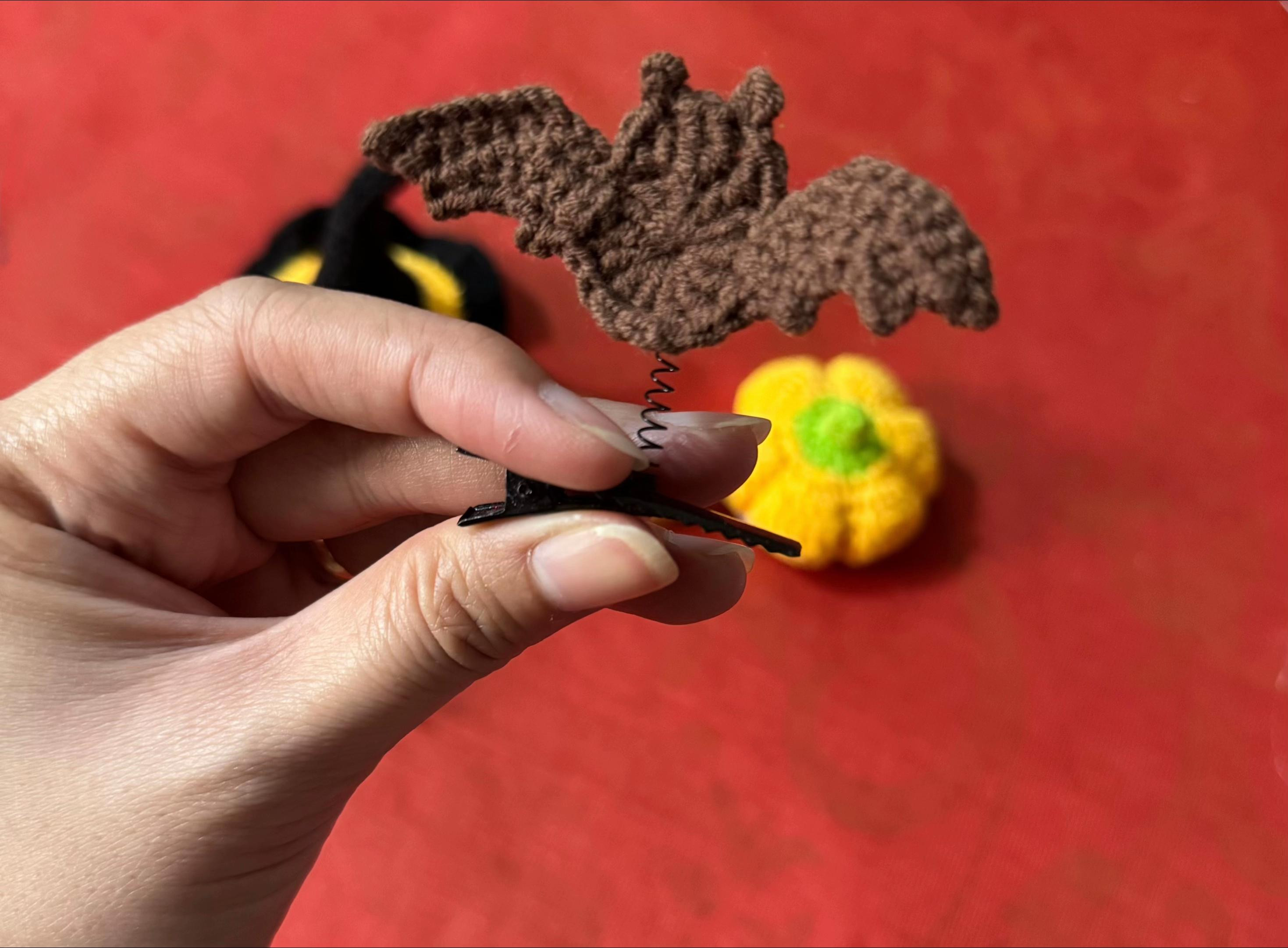 Chart Móc Len Kẹp Tóc Halloween: Nón Ma Thuật, Bí Đỏ, Dơi