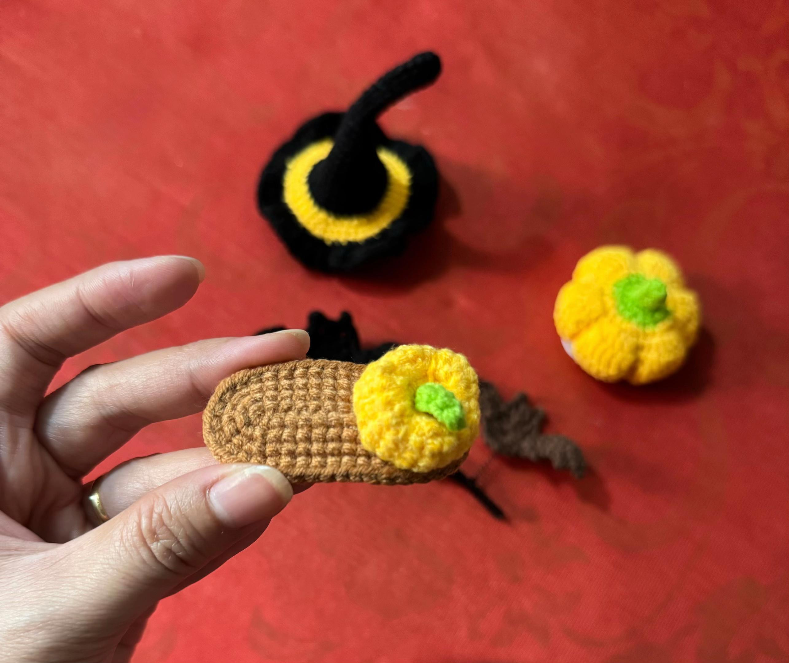 Chart Móc Len Kẹp Tóc Halloween: Nón Ma Thuật, Bí Đỏ, Dơi