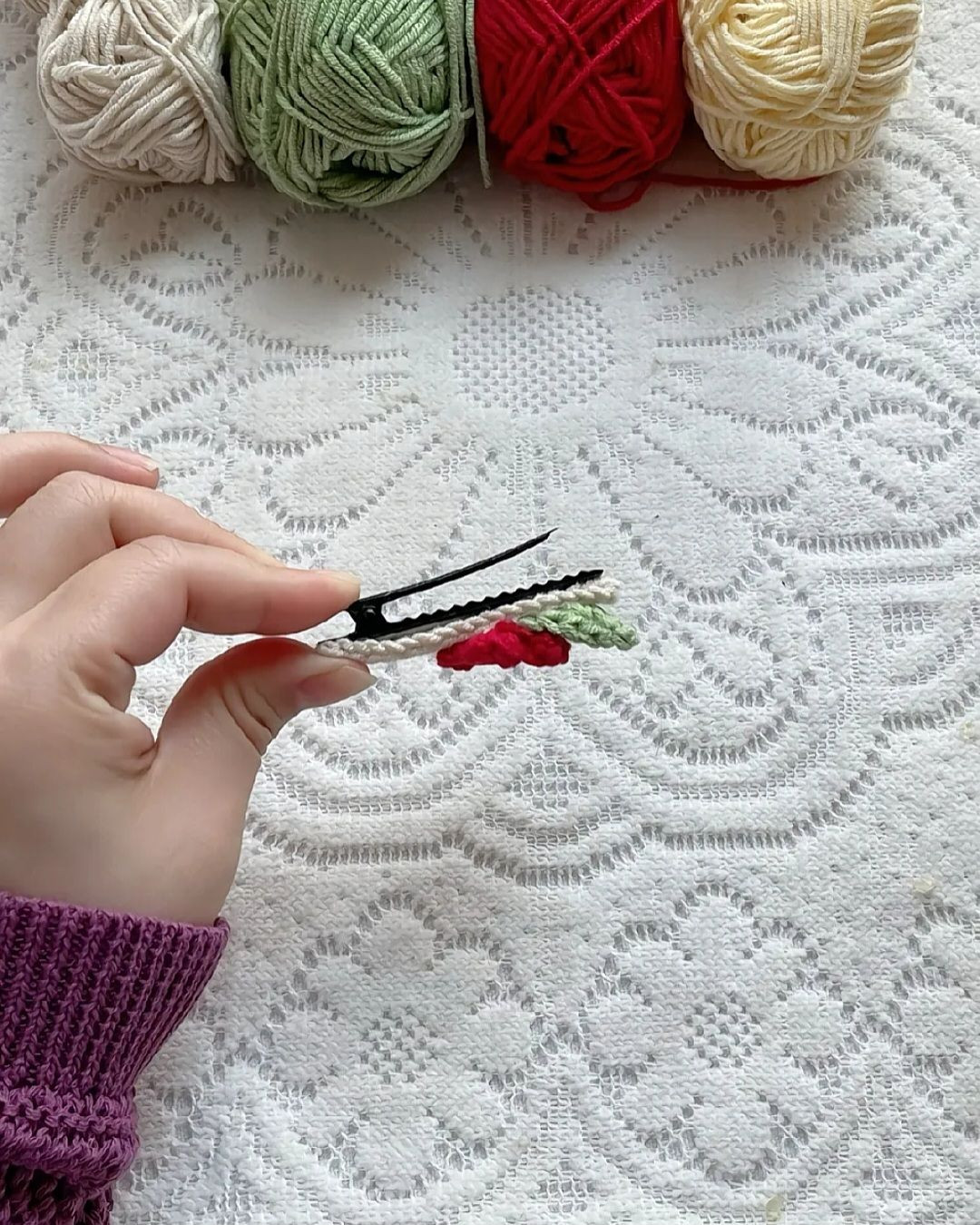 Chart Móc Len Kẹp Tóc Hoa Đỏ Trắng