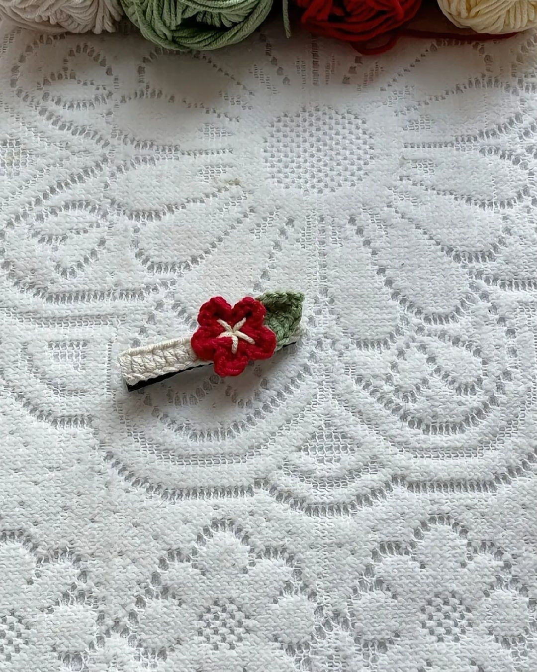 Chart Móc Len Kẹp Tóc Hoa Đỏ Trắng