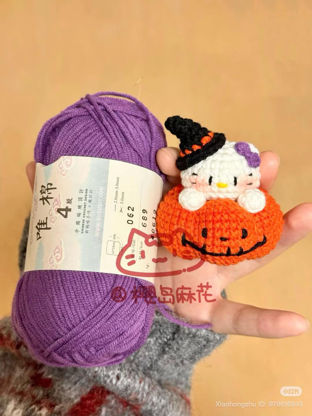 Chart Móc Len Kitty Halloween Ngồi Trên Bí Ngô