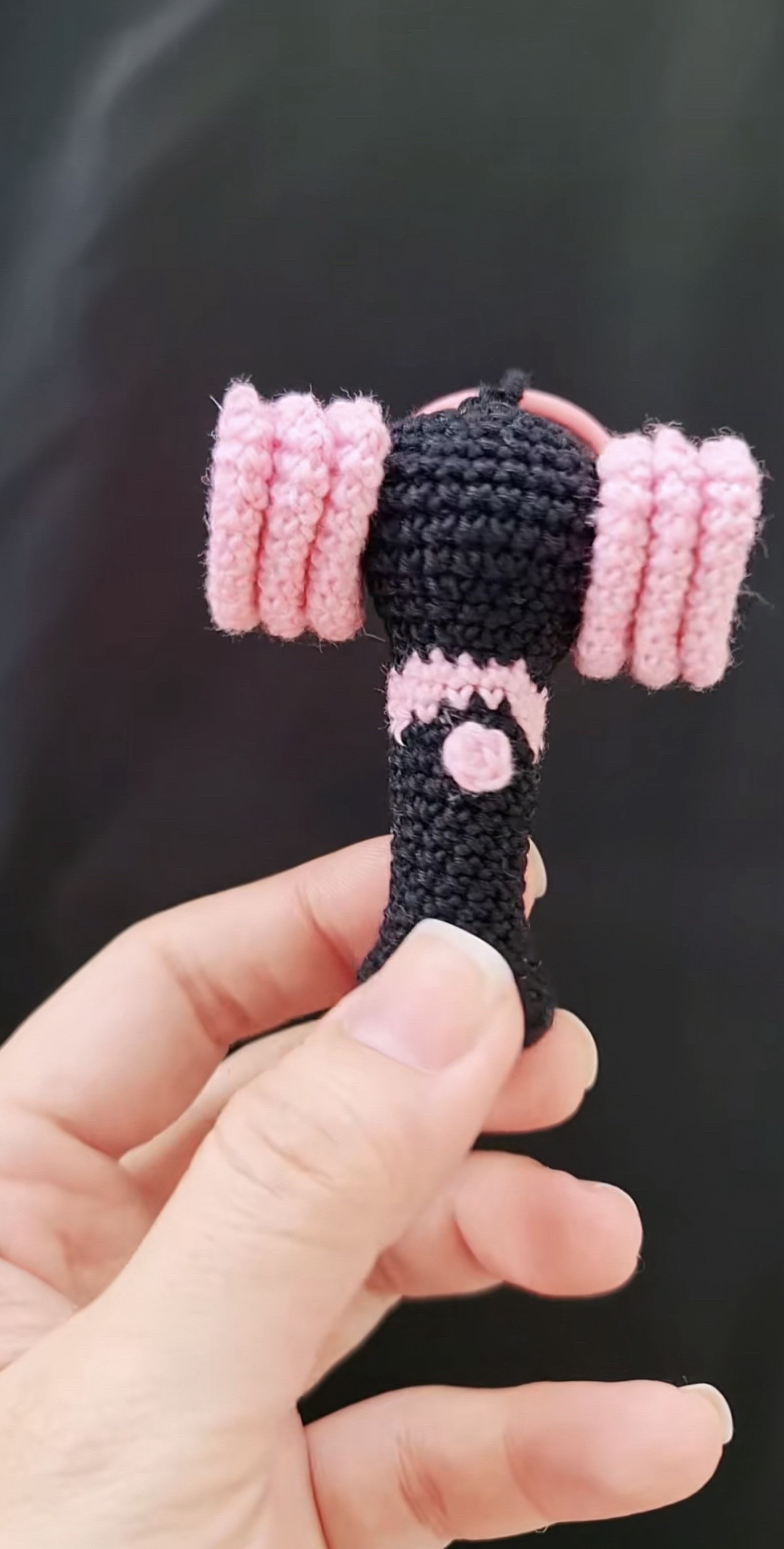 Chart móc len Lightstick Blackpink mini đen hồng