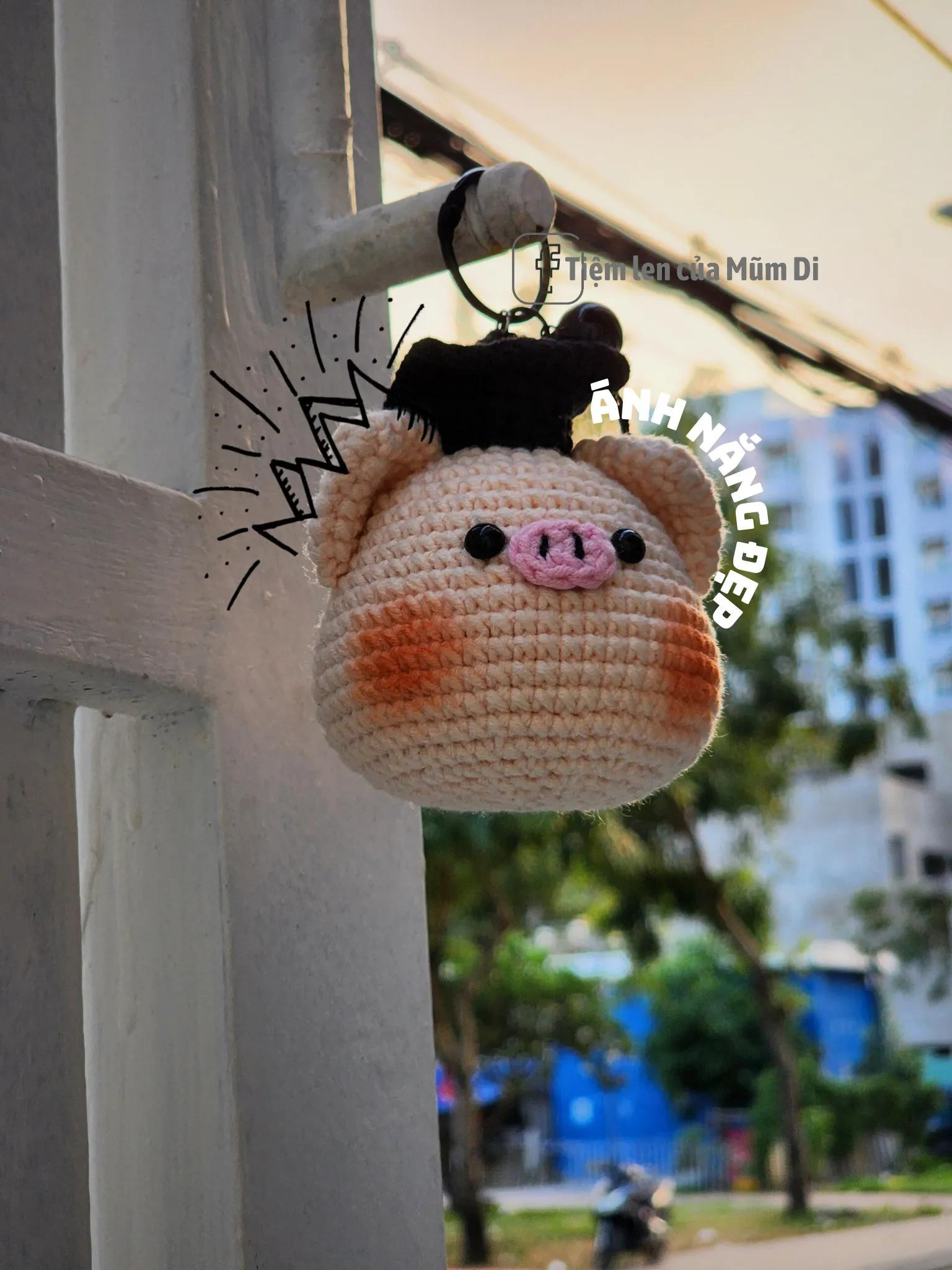 Chart móc len lười hình con lợn tốt nghiệp mũ áo đen