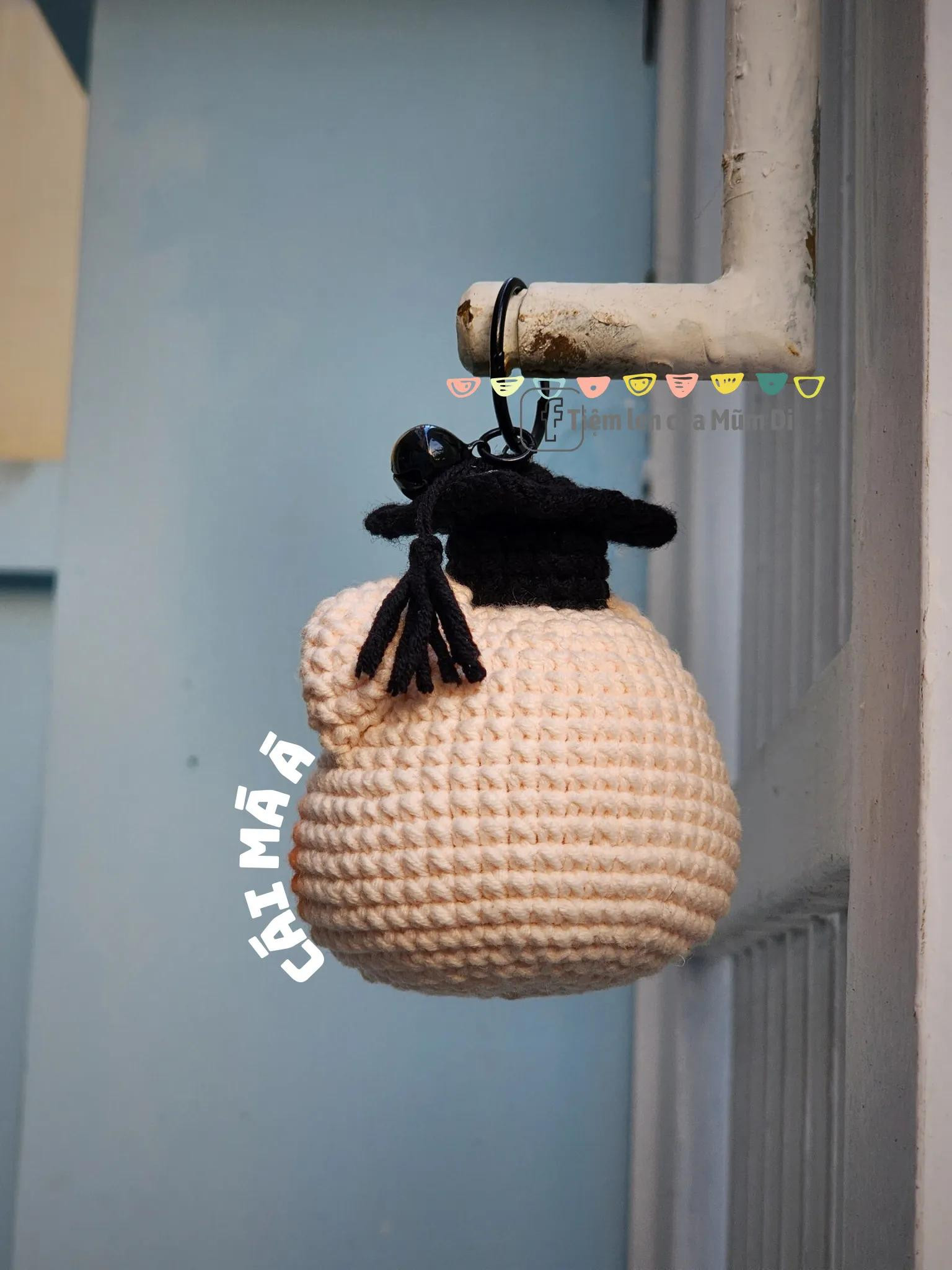 Chart móc len lười hình con lợn tốt nghiệp mũ áo đen