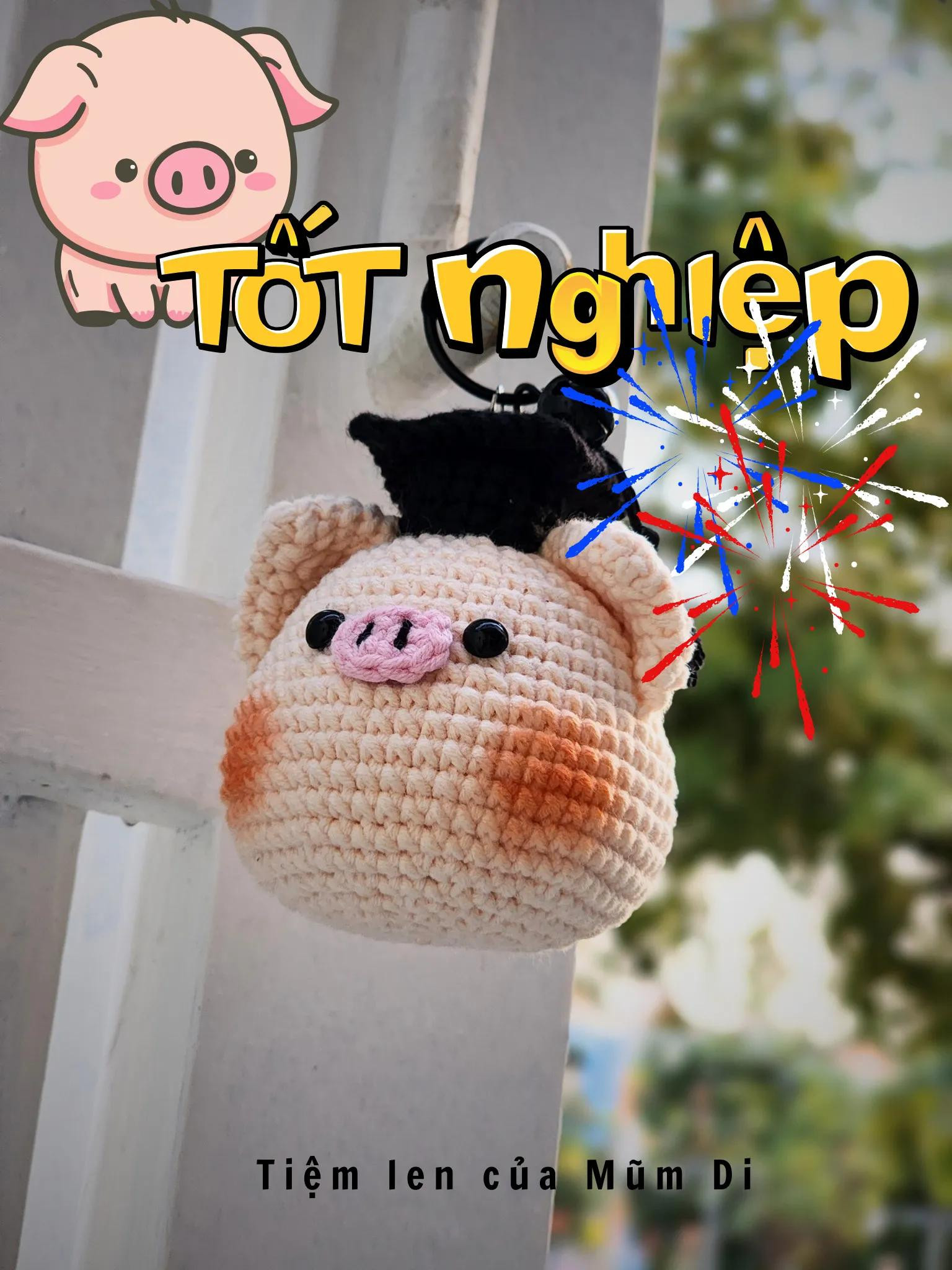 Chart móc len lười hình con lợn tốt nghiệp mũ áo đen