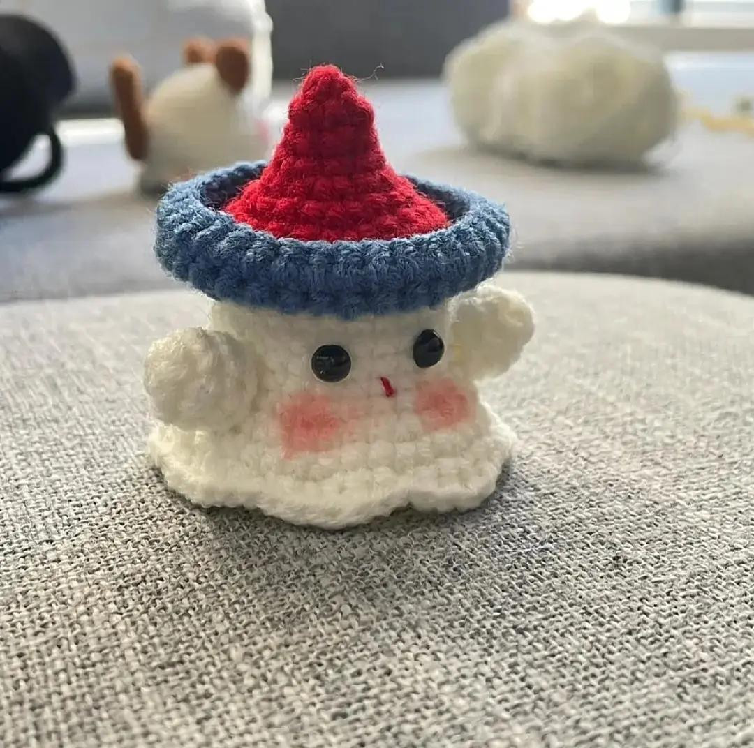 Chart Móc Len Ma Nhỏ Đeo Túi Dễ Thương Màu Trắng Đỏ Xanh