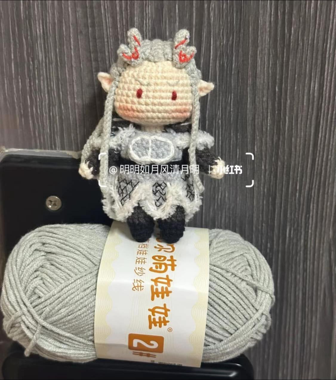 Chart móc len Ngao Bính - Nhân vật mặc giáp xám và đen